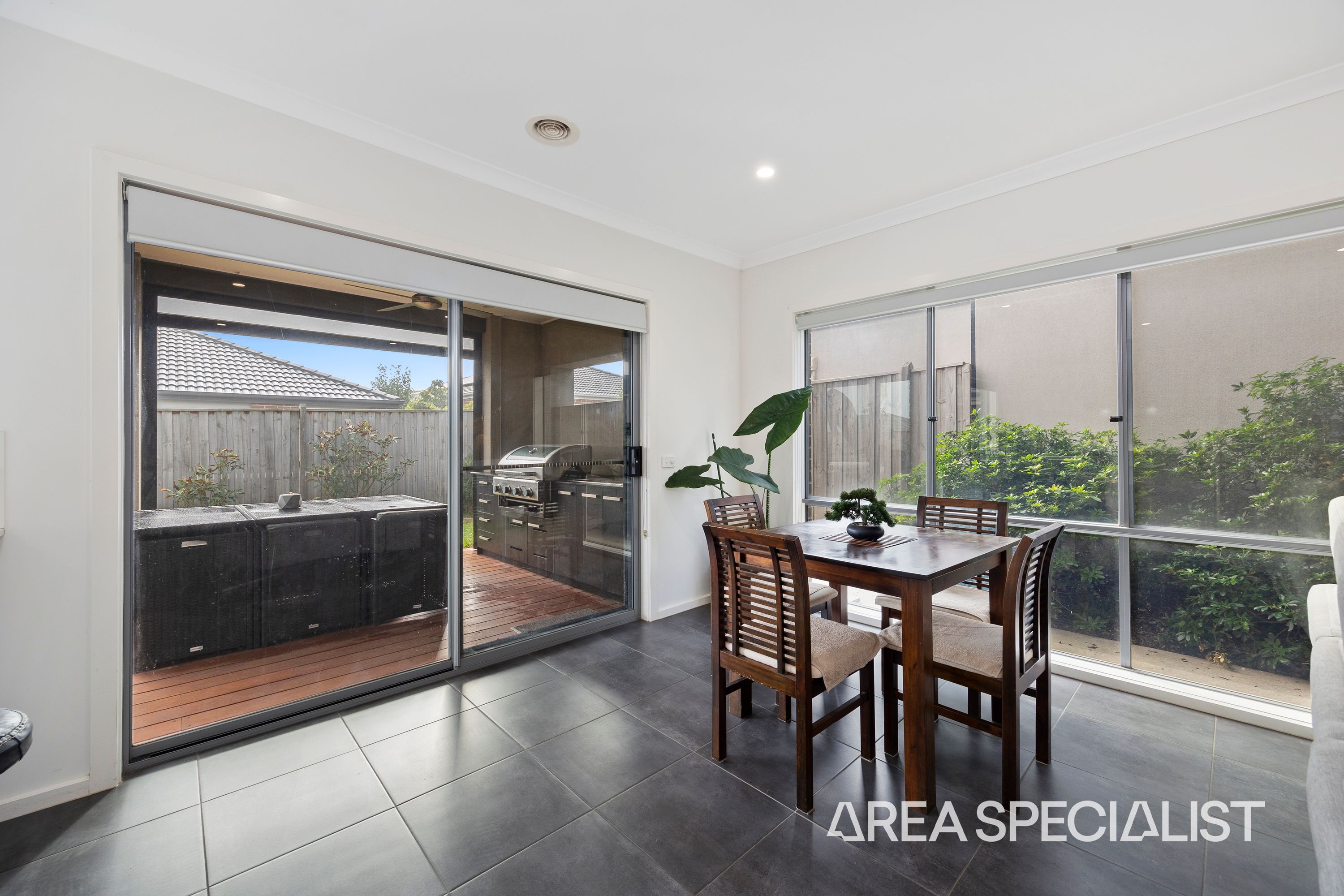 1 Moroak Crescent, Clyde North - Thumbnail 5