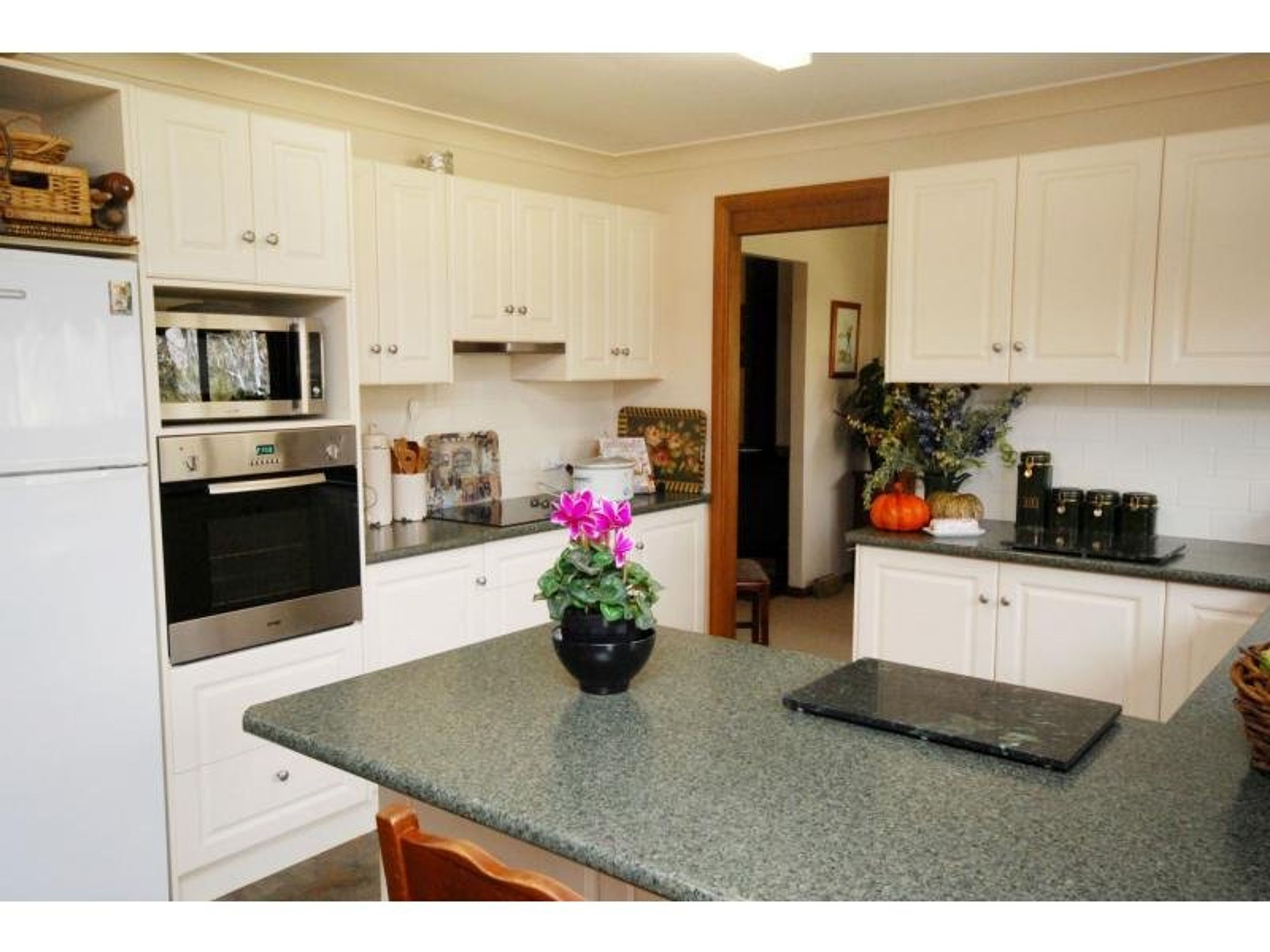 146 Victoria Street, Mount Victoria - Thumbnail 3