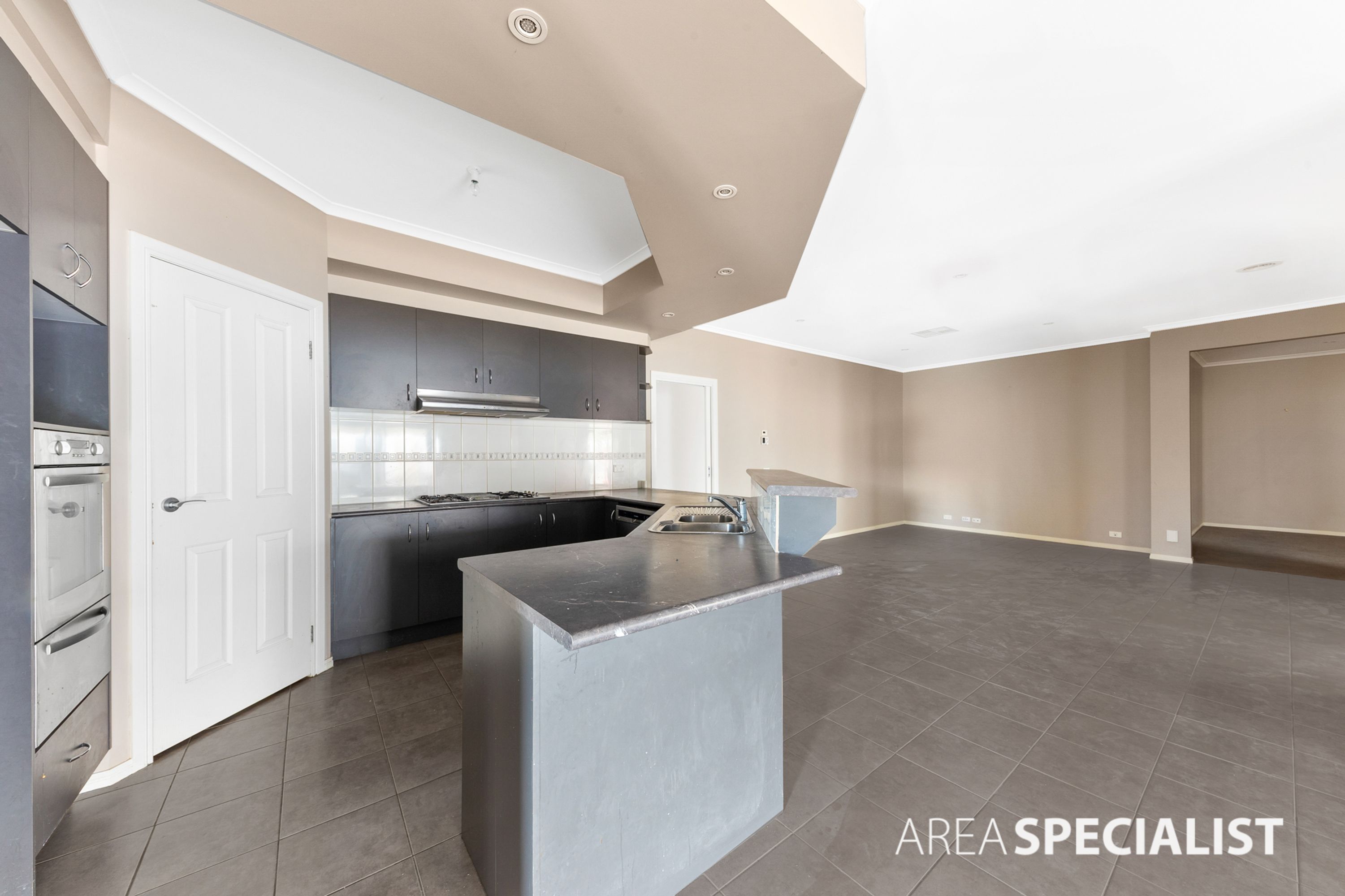 1 Hascombe Drive, Caroline Springs VIC 3023, Caroline Springs - Thumbnail 4