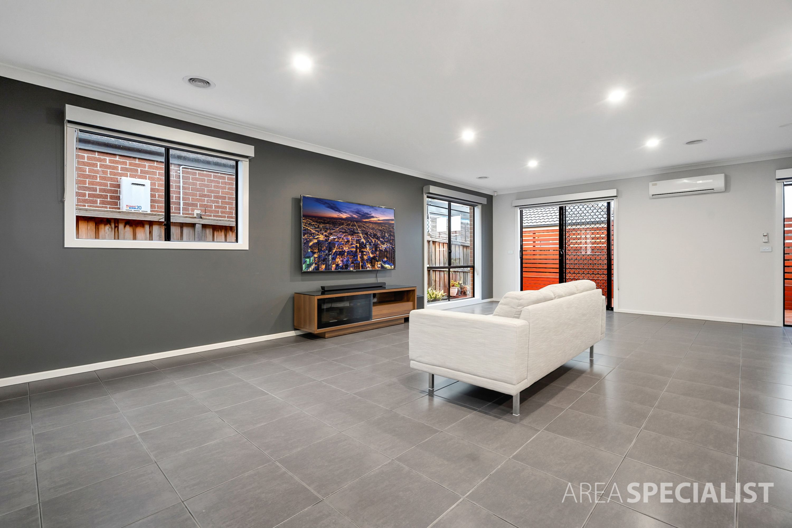 54 Pyrenees Road, Clyde, Clyde - Thumbnail 2