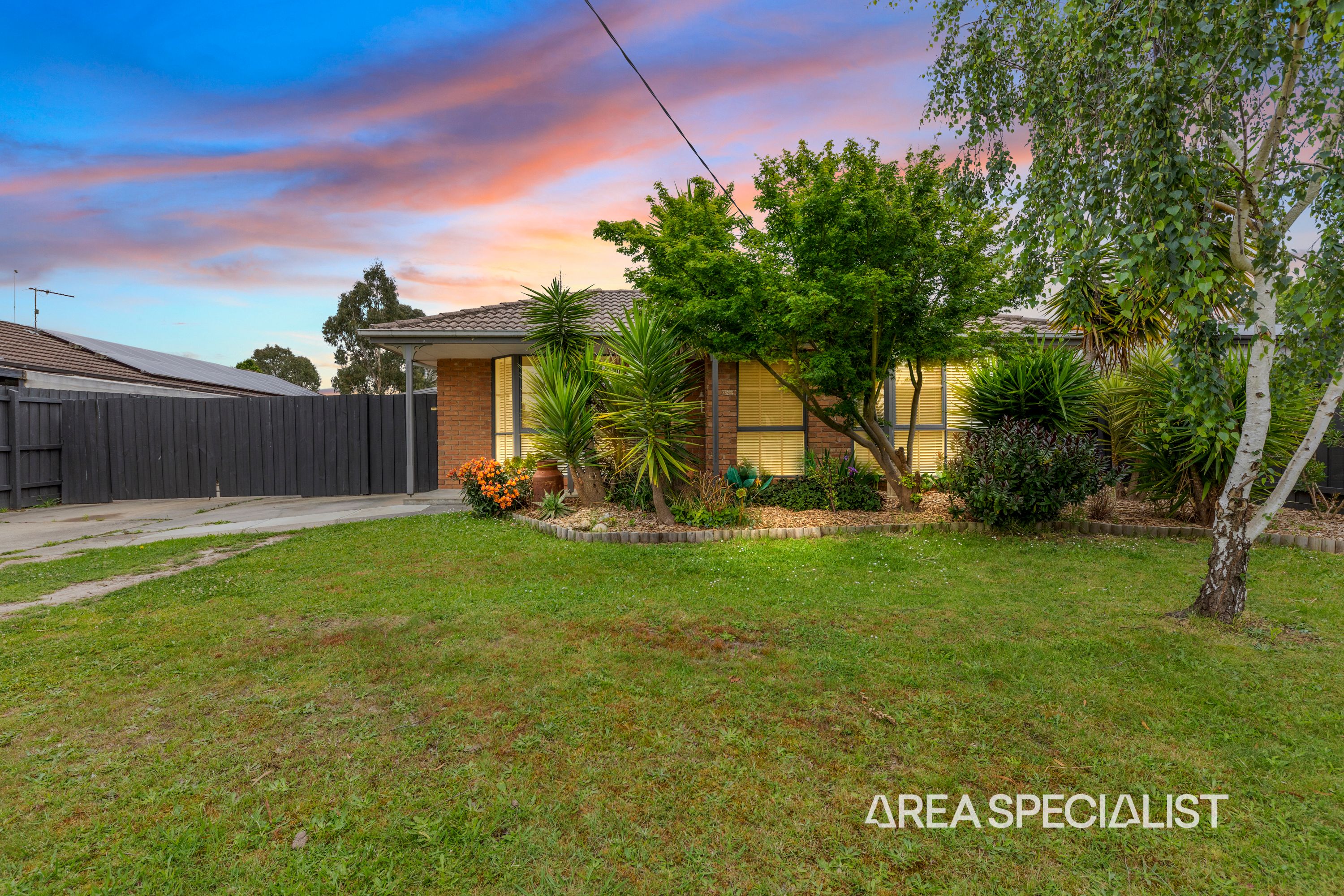 15 Dunbarton Drive, Pakenham - Thumbnail 2