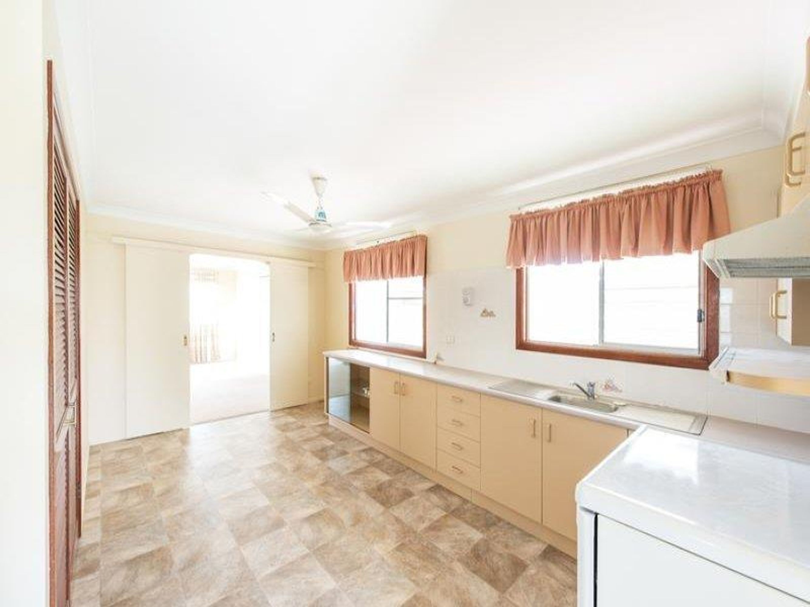 2 McPhee Street (house), Swan Creek - Thumbnail 4