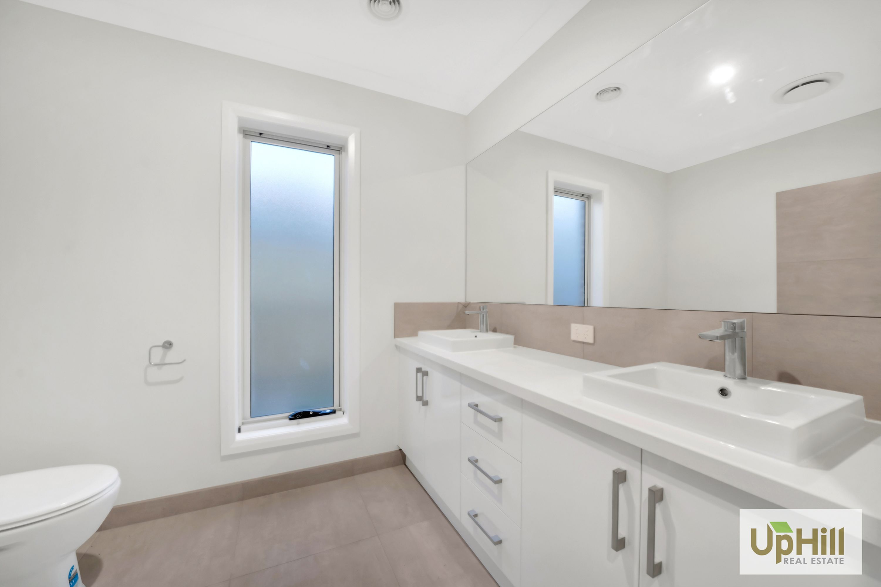 23 SCORCHIN DRIVE, Cranbourne South - Thumbnail 4