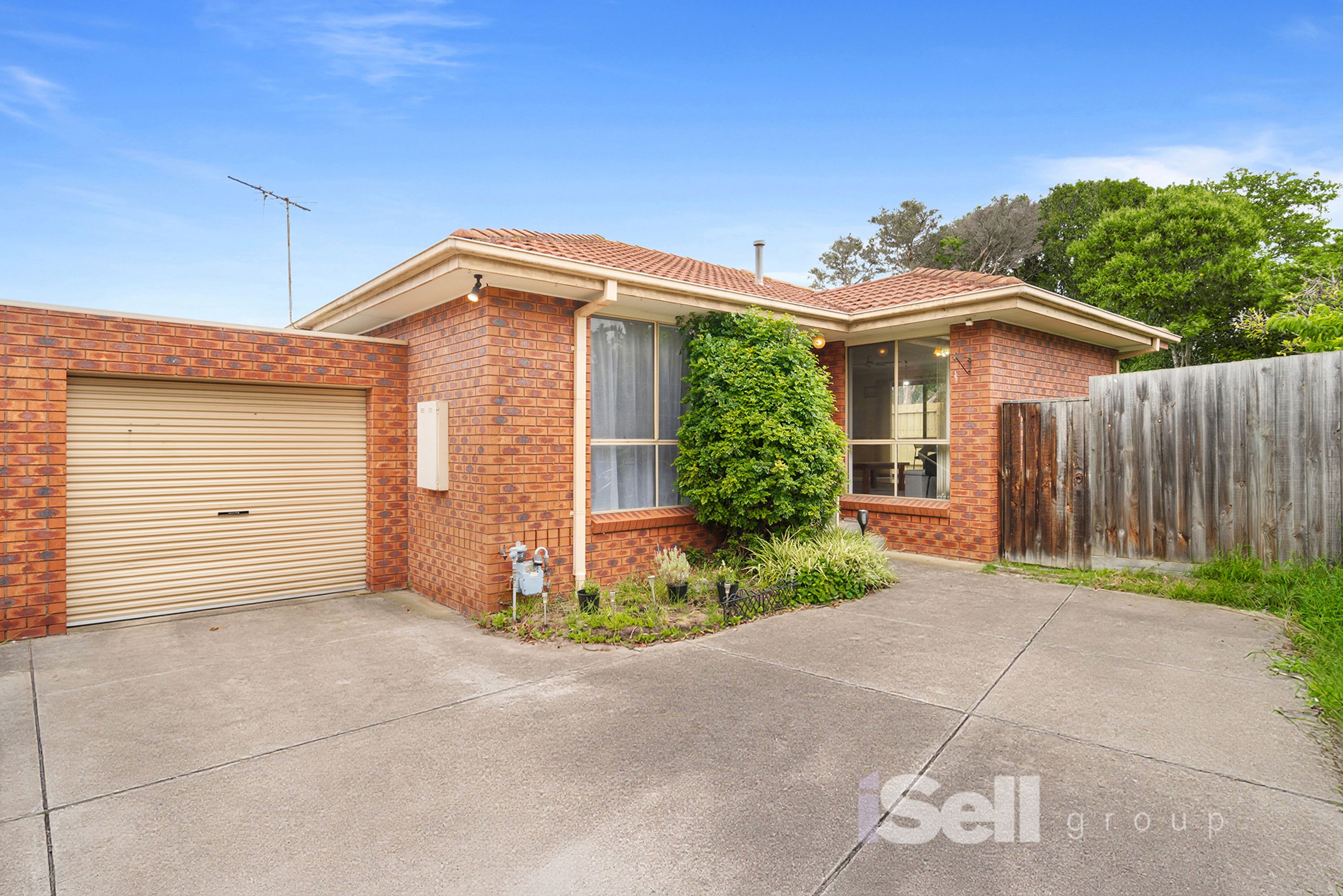 2/4 Phillip Avenue, Springvale - Image 1