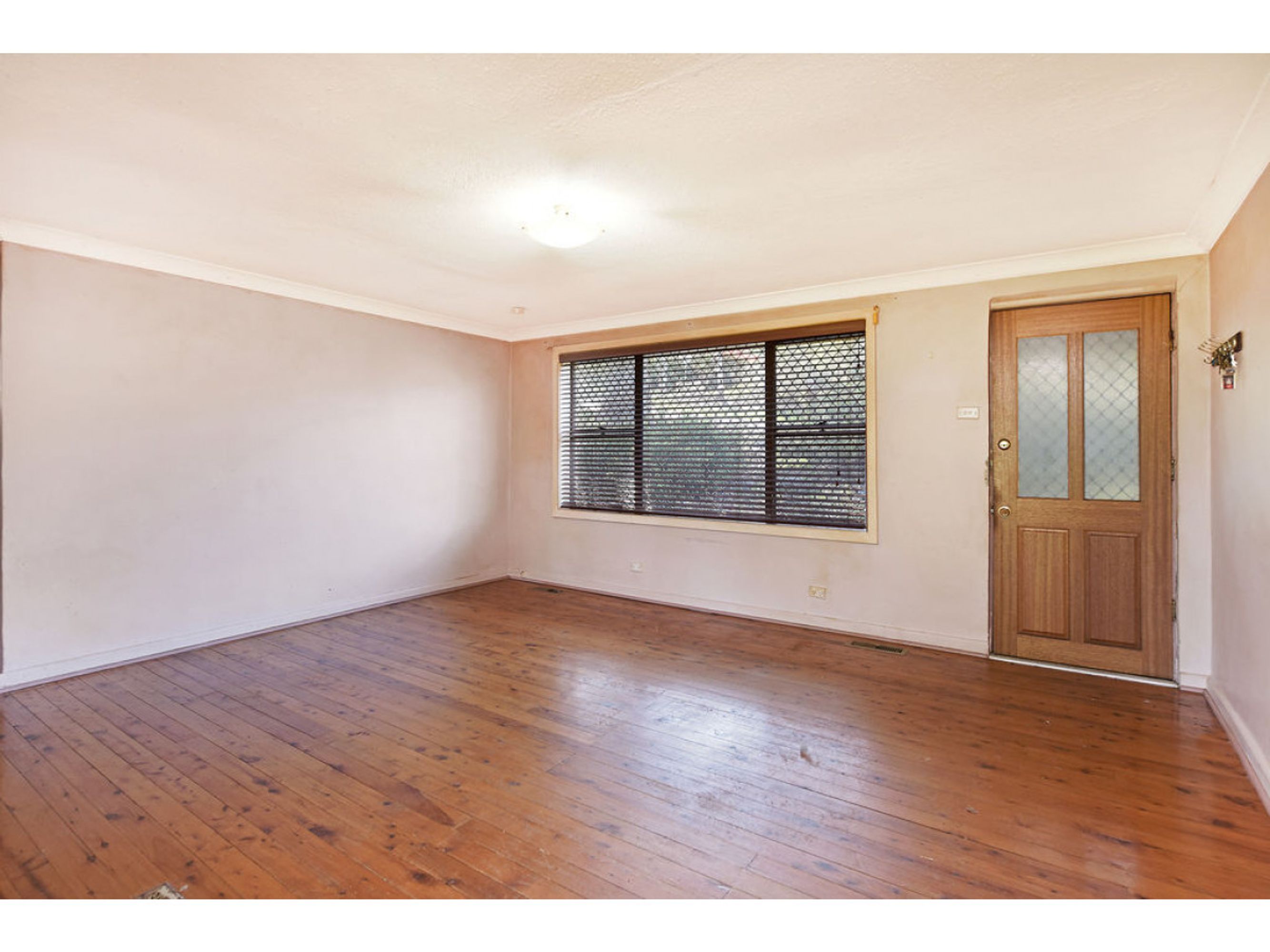 2 Barton Street, Katoomba - Thumbnail 2