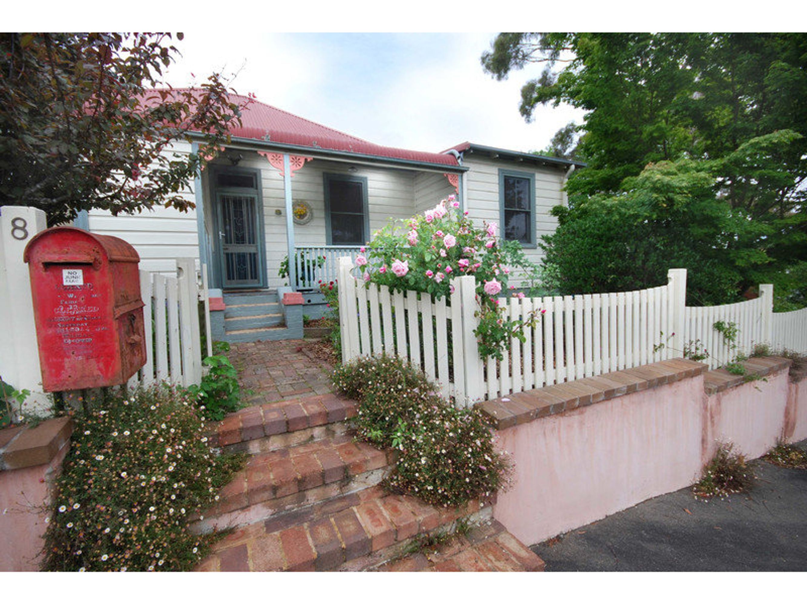 8 Edwards Street, Katoomba - Thumbnail 2