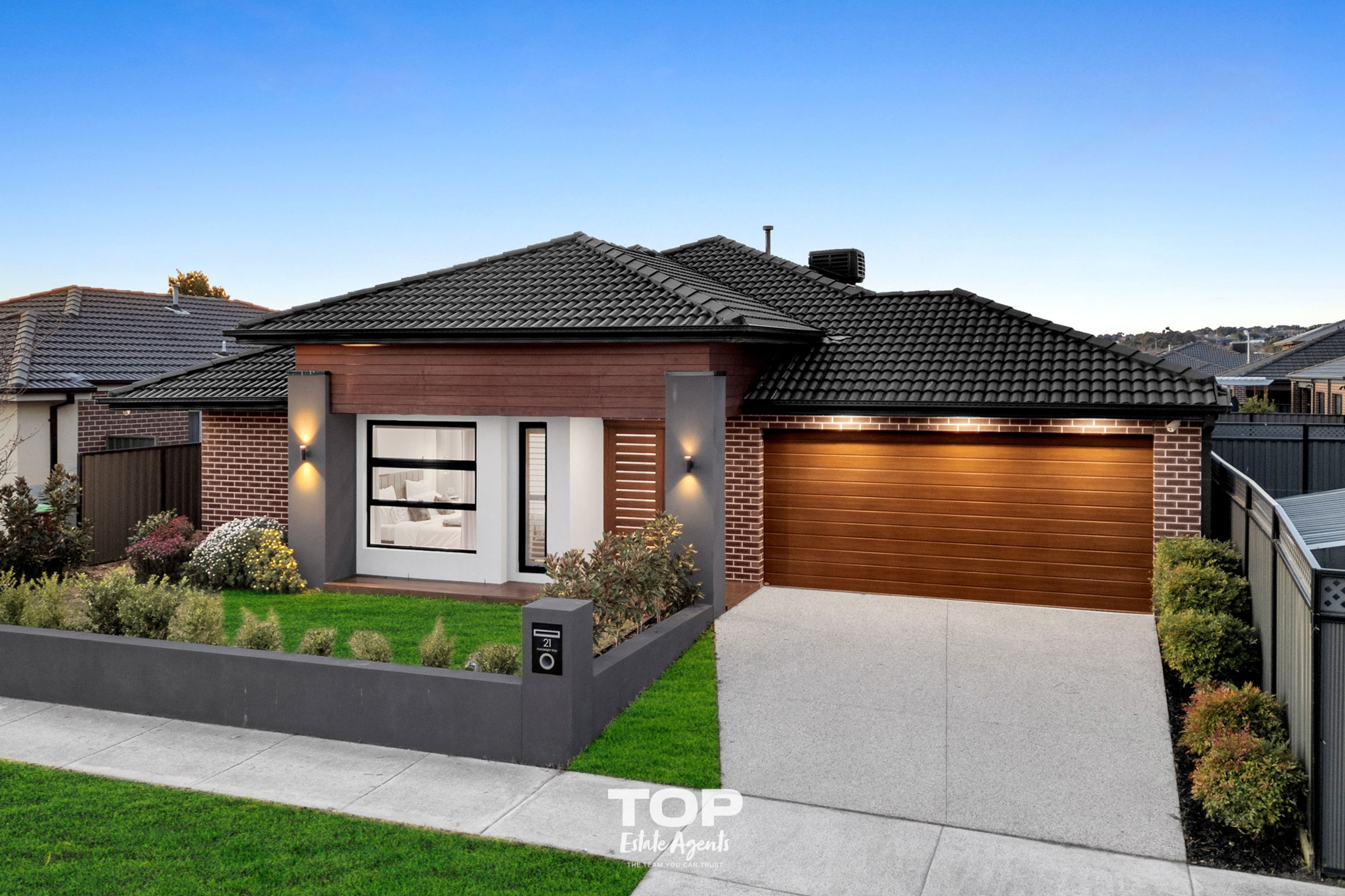 21 Marblelight Way, Clyde North - Thumbnail 2