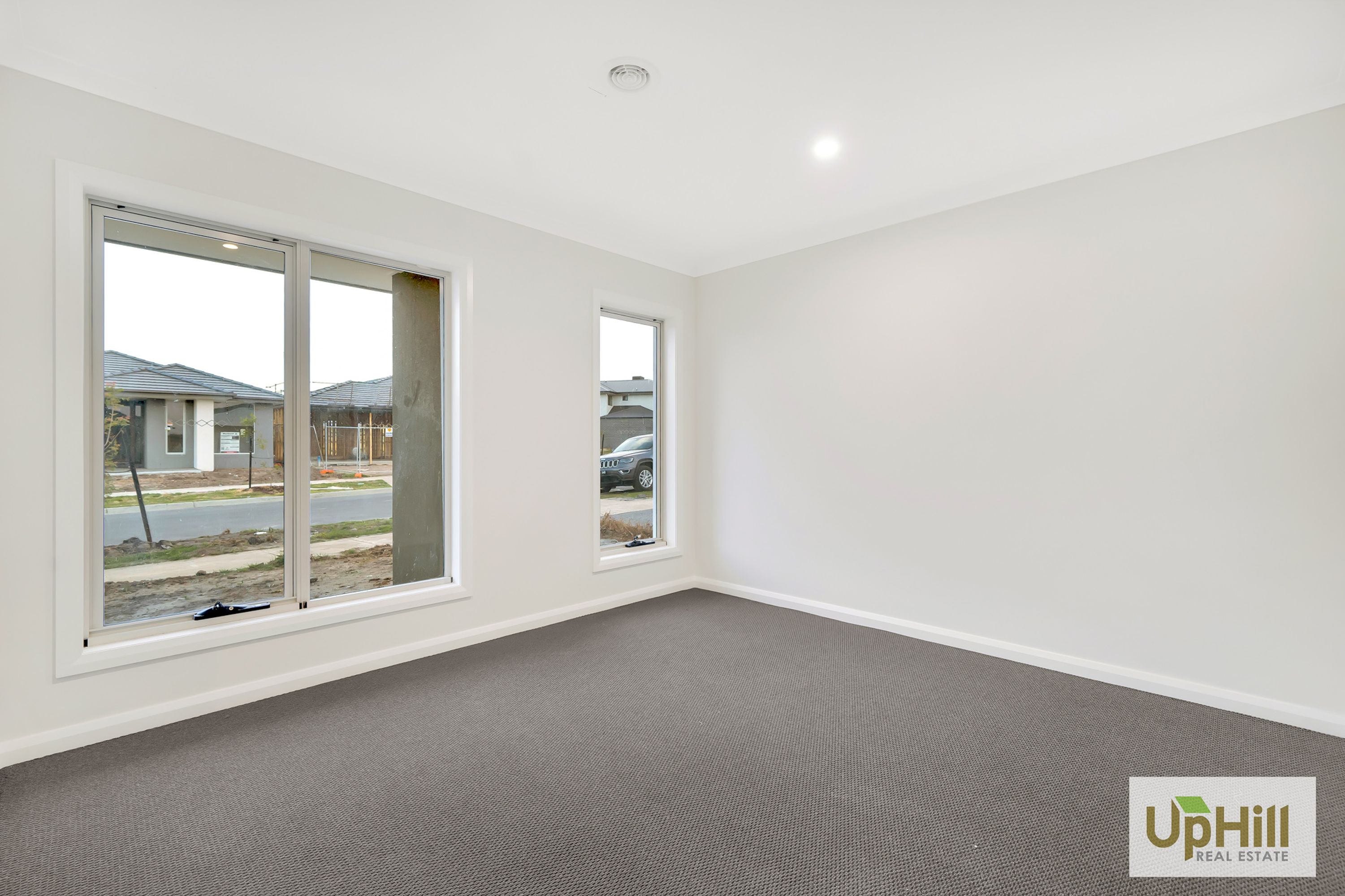 23 SCORCHIN DRIVE, Cranbourne South - Thumbnail 2