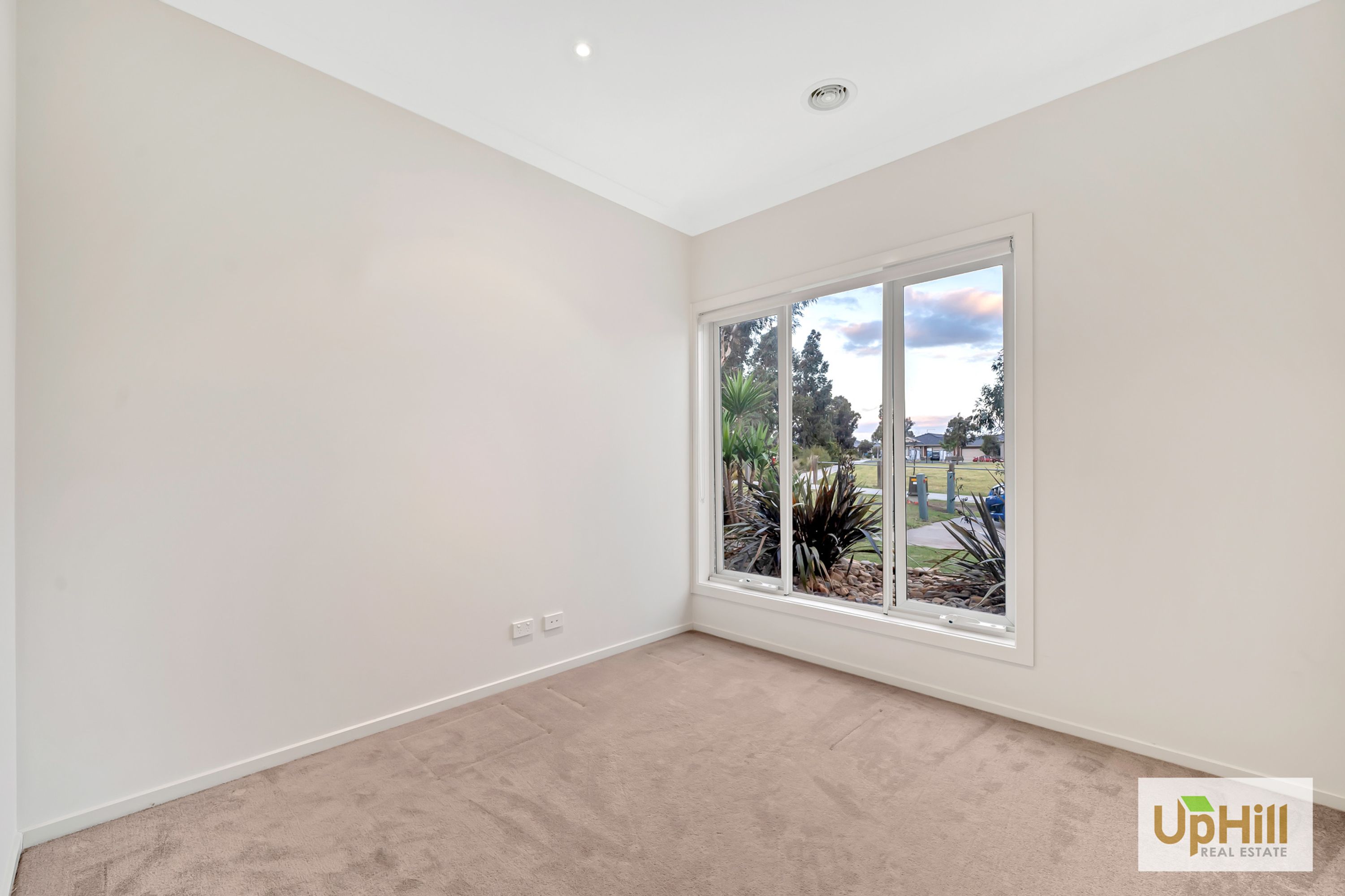 3 SHIRE WALK, Clyde North - Thumbnail 4