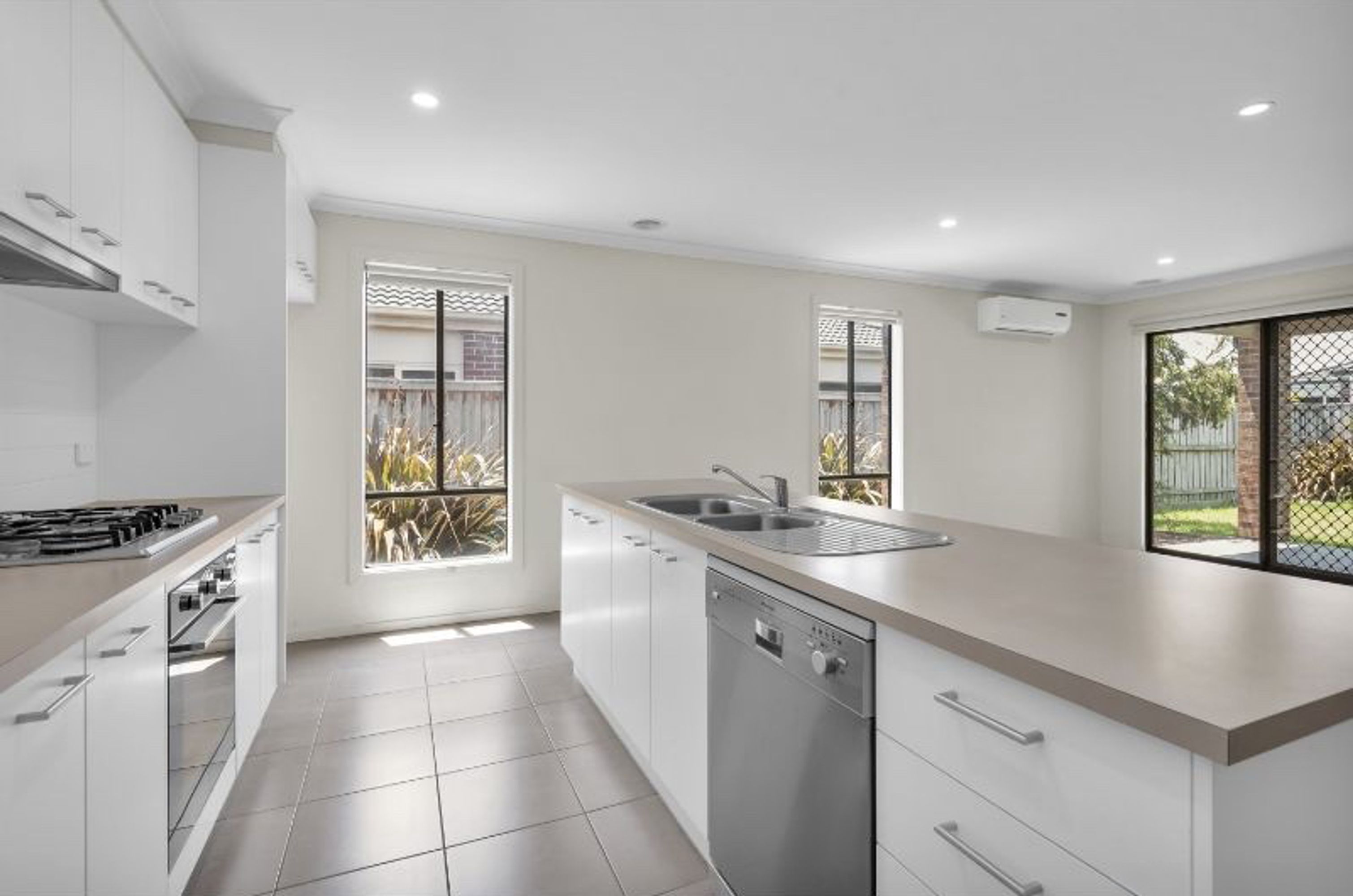 8 Aminya Drive, Clyde North - Thumbnail 5