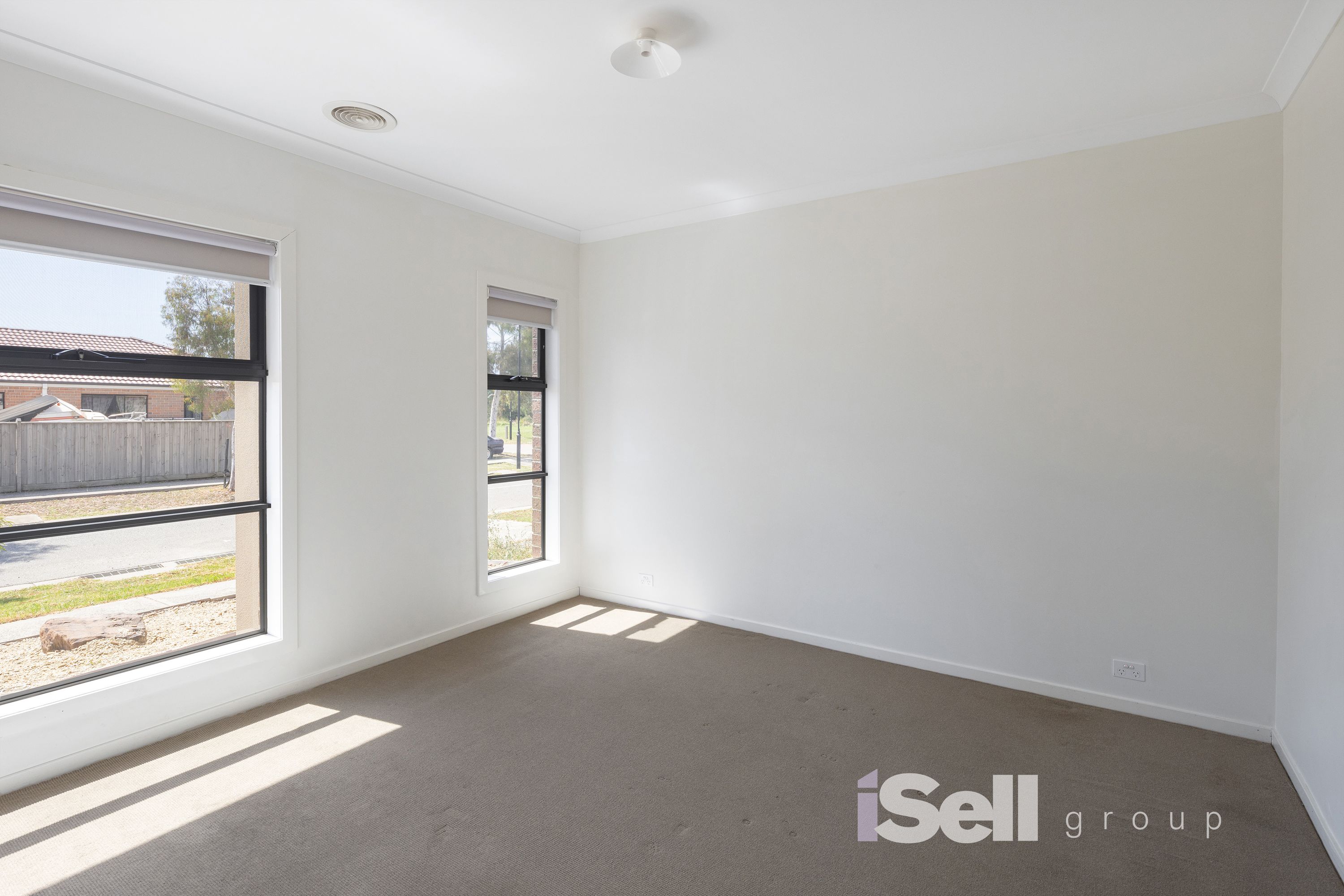66 Mickleham Drive, Cranbourne North - Thumbnail 2