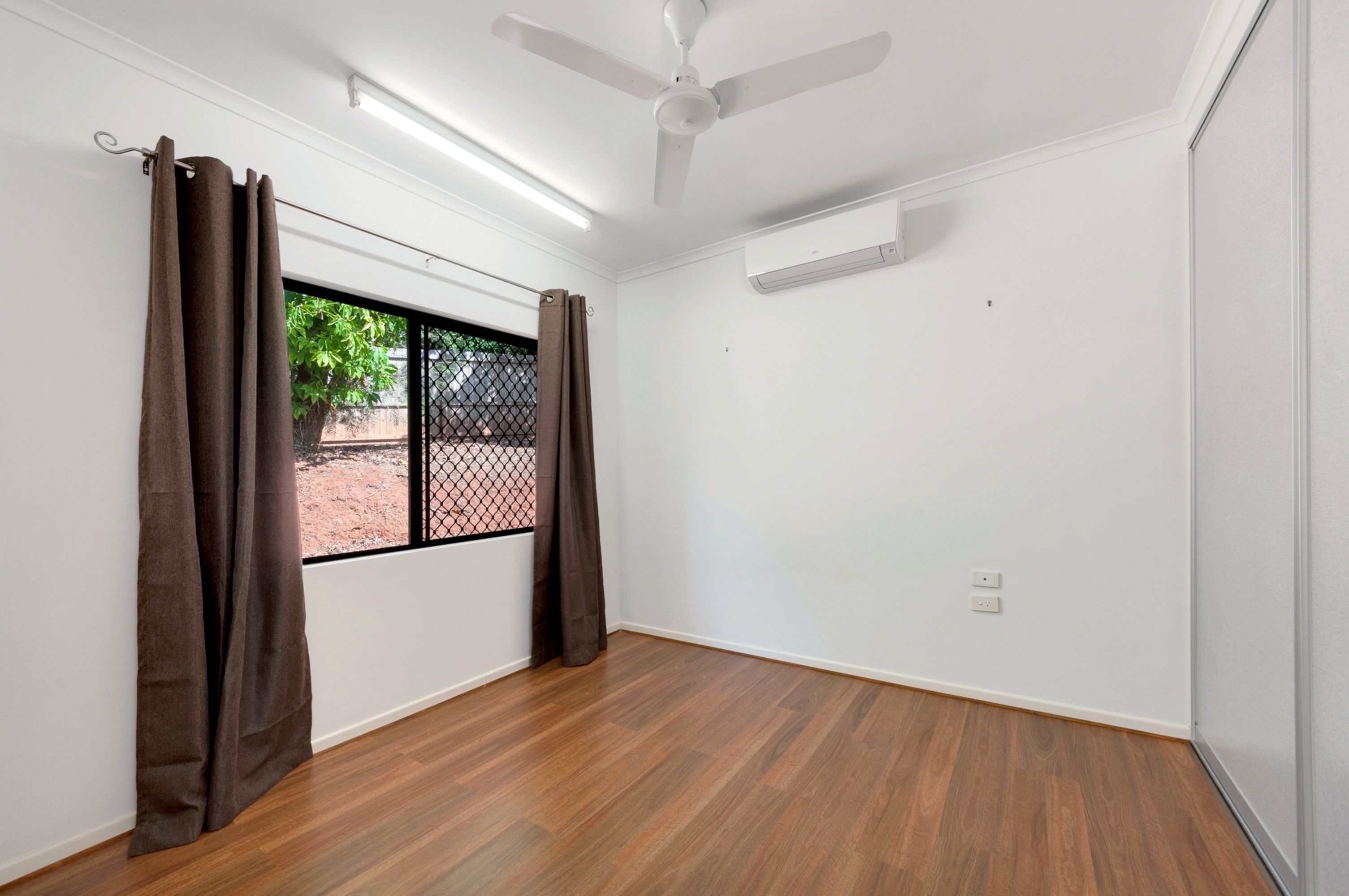 9 Rogers Close, Whitfield - Thumbnail 8