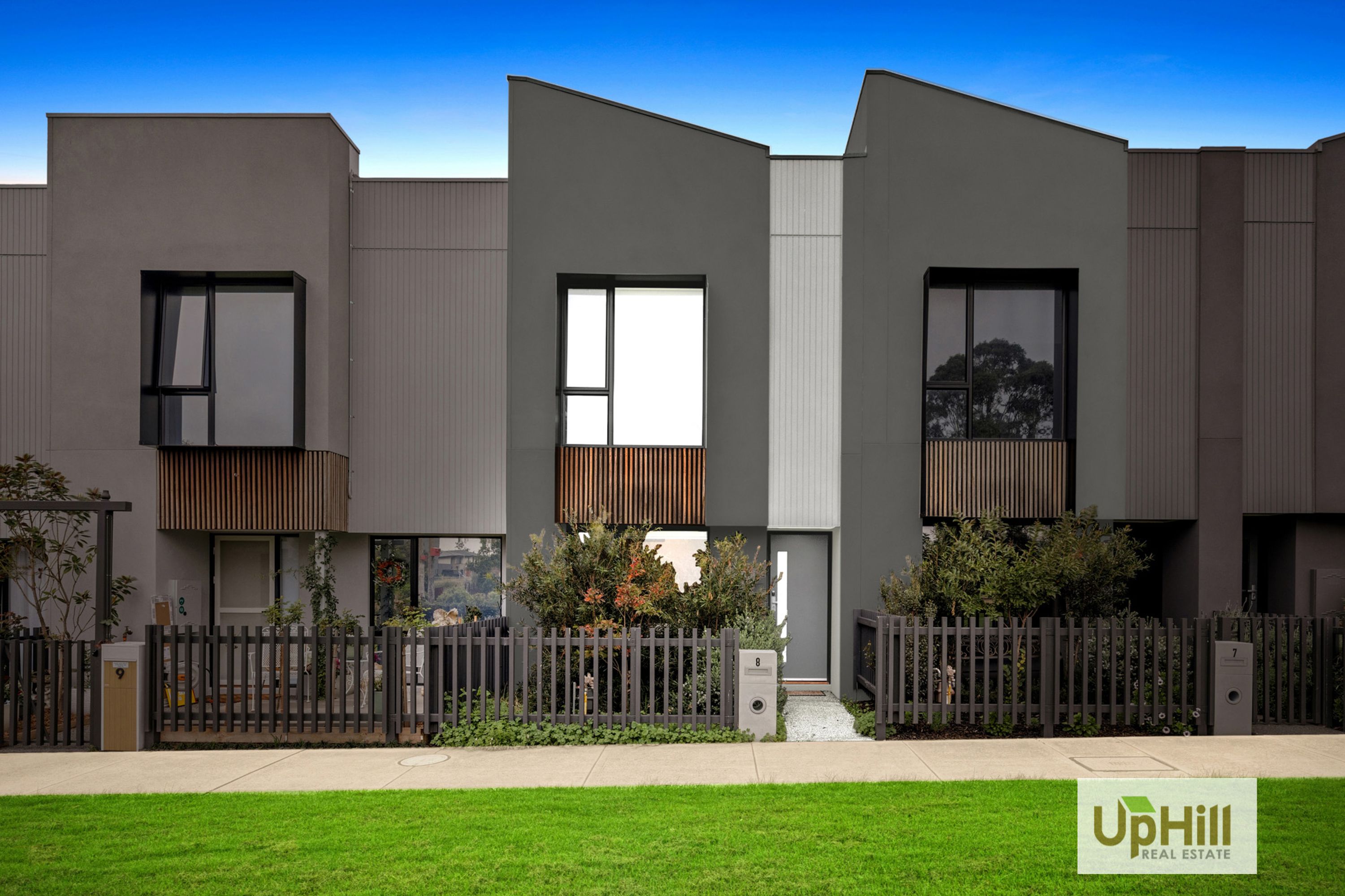 8 Allemande Walk, Cranbourne South - Thumbnail 2
