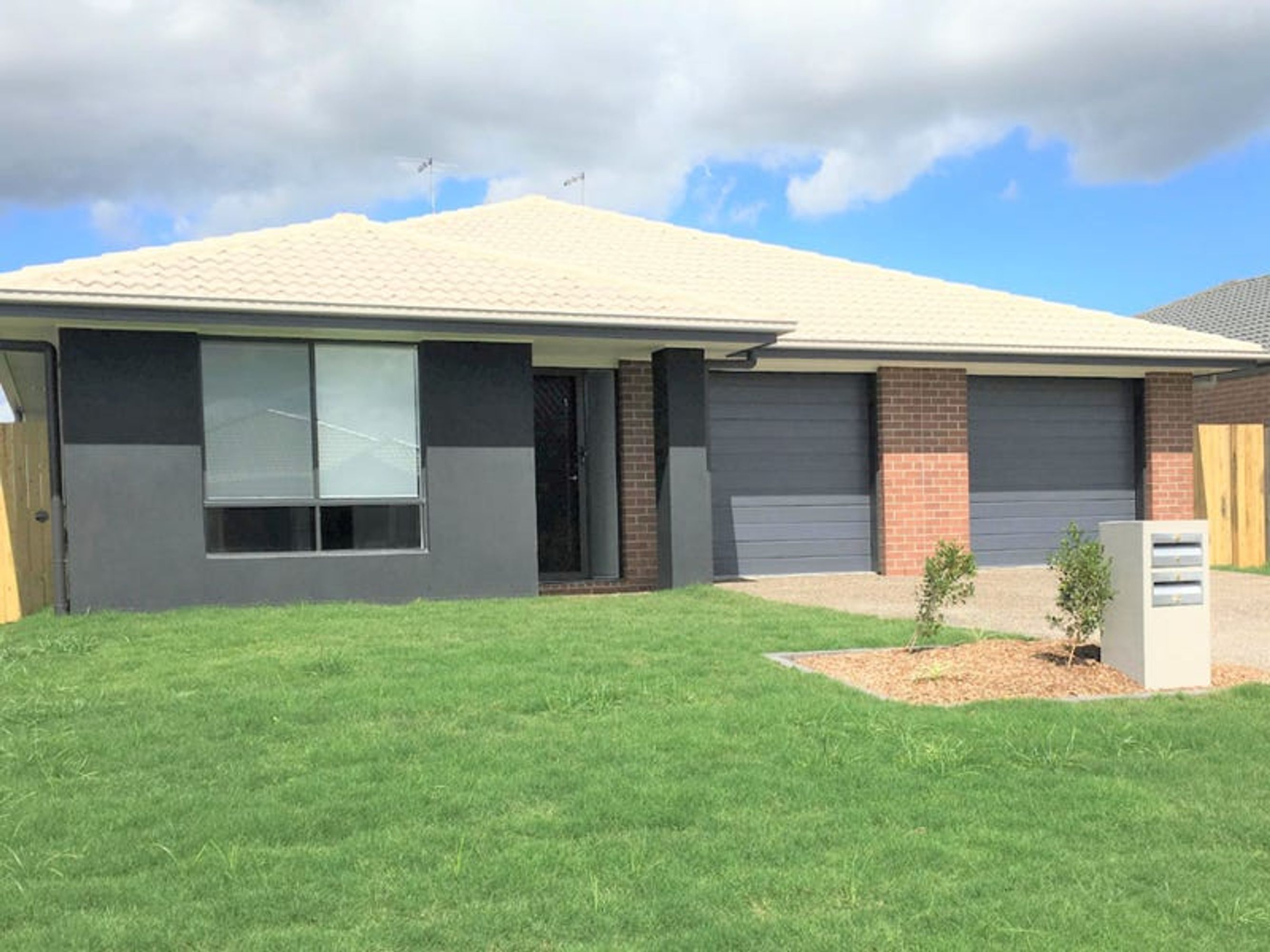 1/8 Baxter Crescent