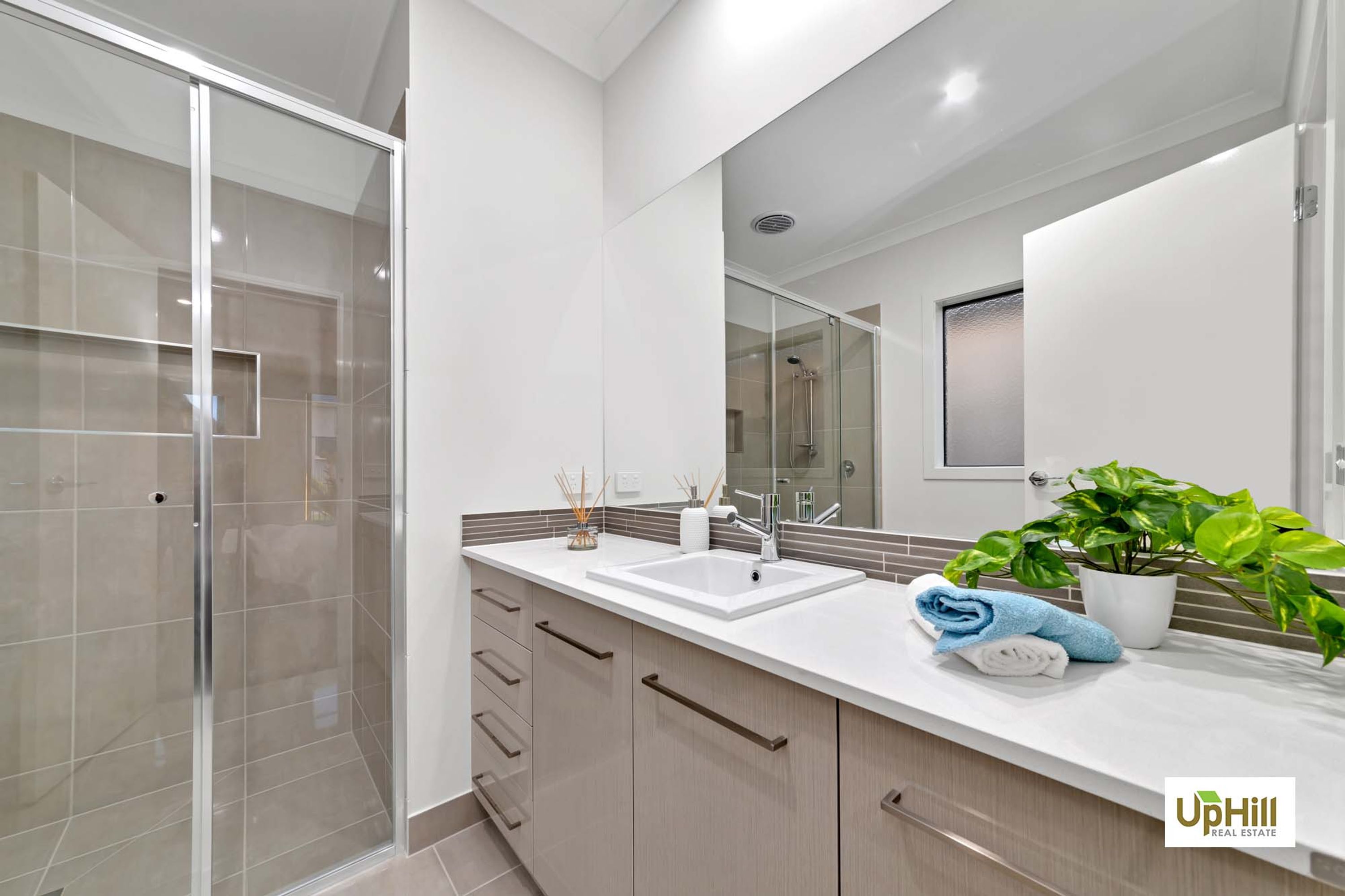 8 NOAH ROAD, Clyde North - Thumbnail 5