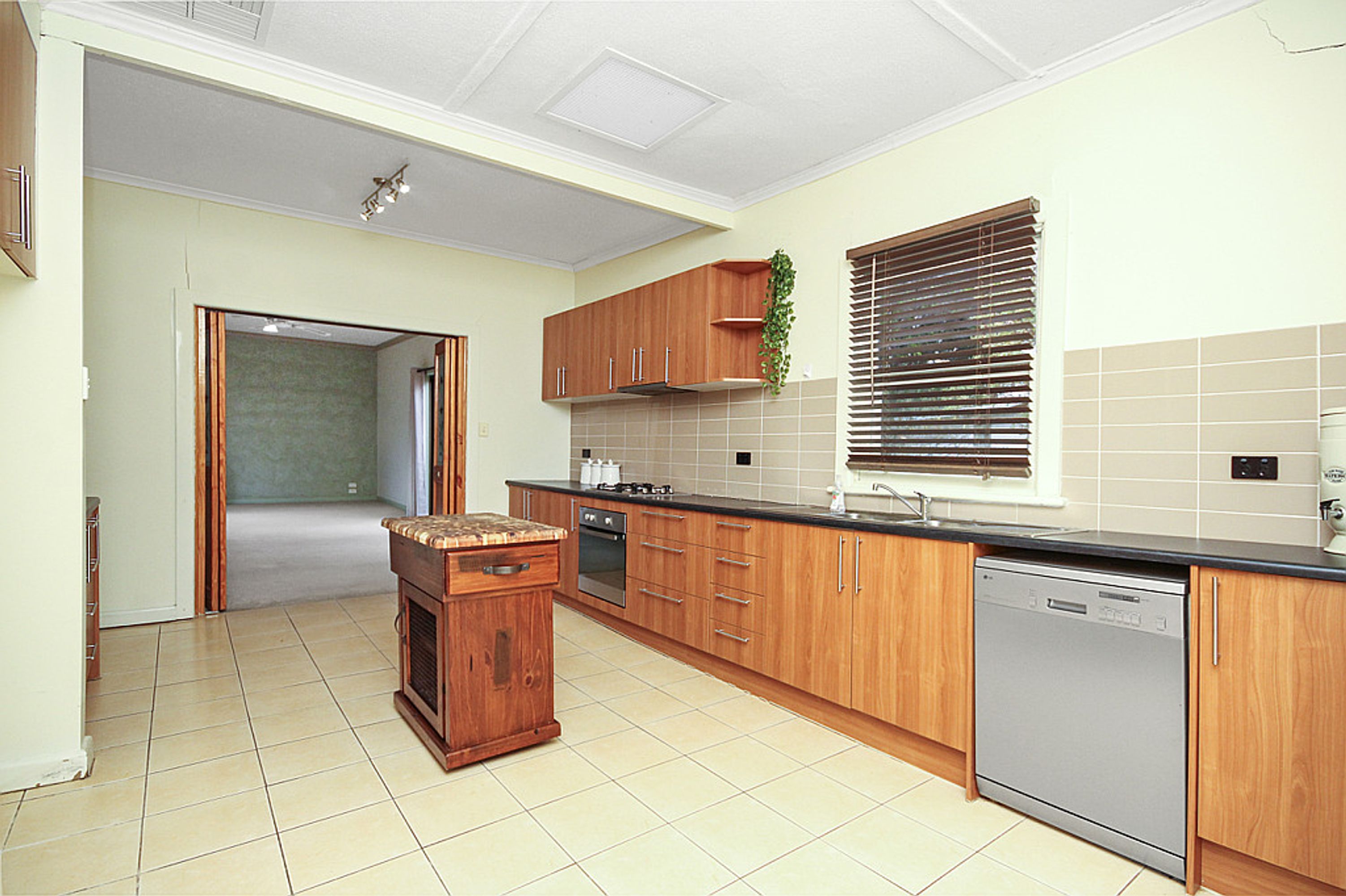 10 Valentine Avenue, Horsham VIC 3400, Horsham - Thumbnail 2