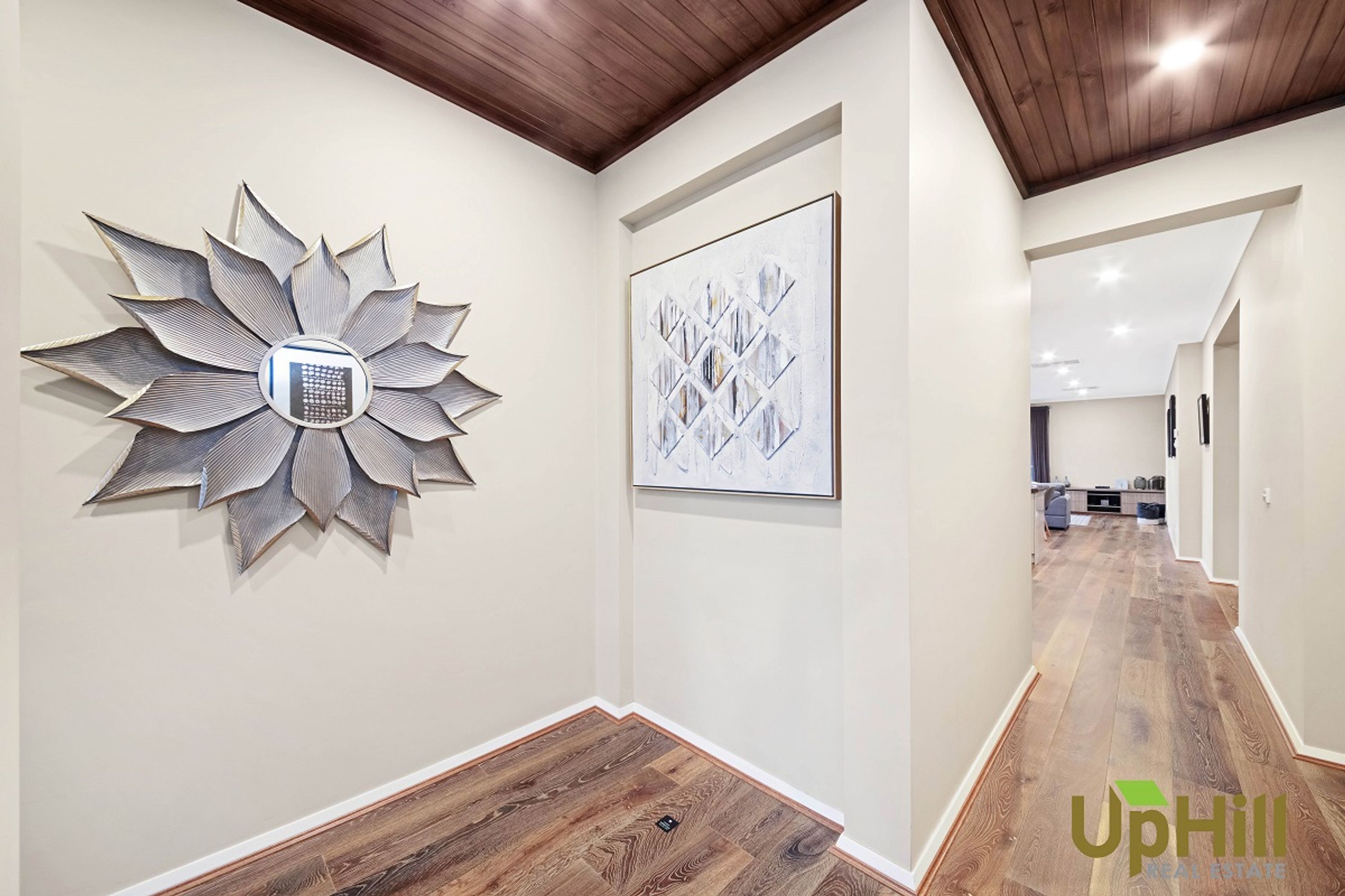 12 LUCINDA LANE, Cranbourne North - Thumbnail 2