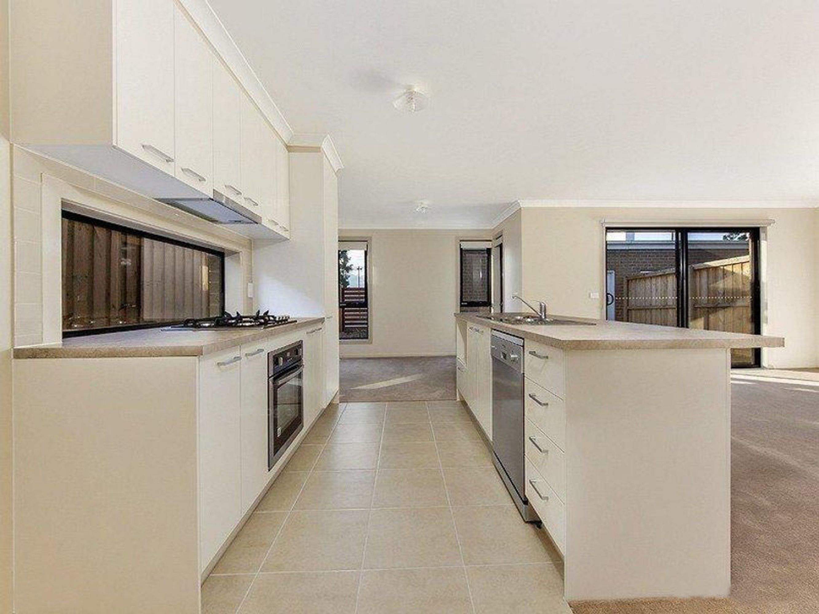 3/6 Highwood Drive, Hillside - Thumbnail 4