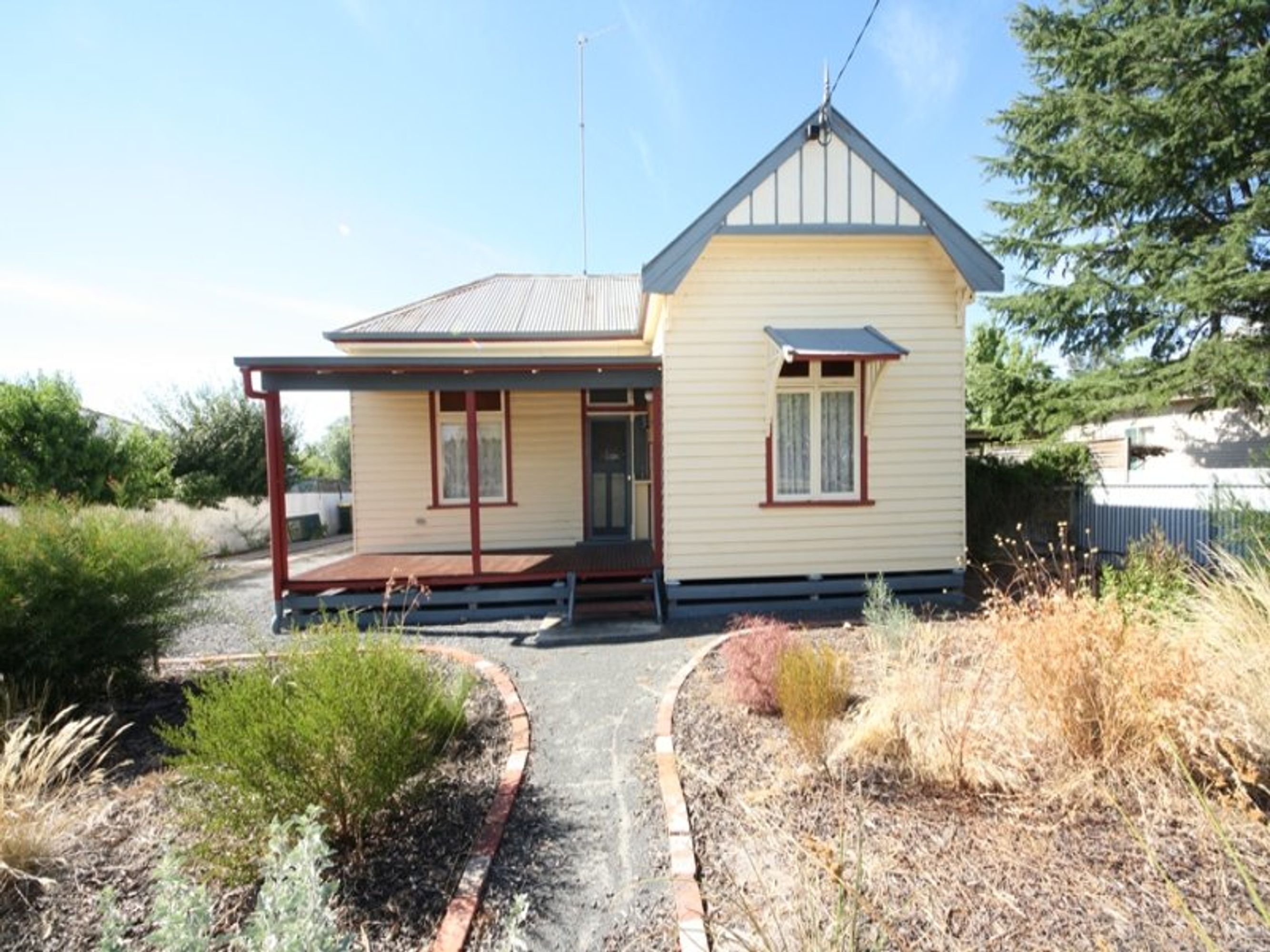 9 Tena Avenue, Horsham VIC 3400, Horsham - Thumbnail 2