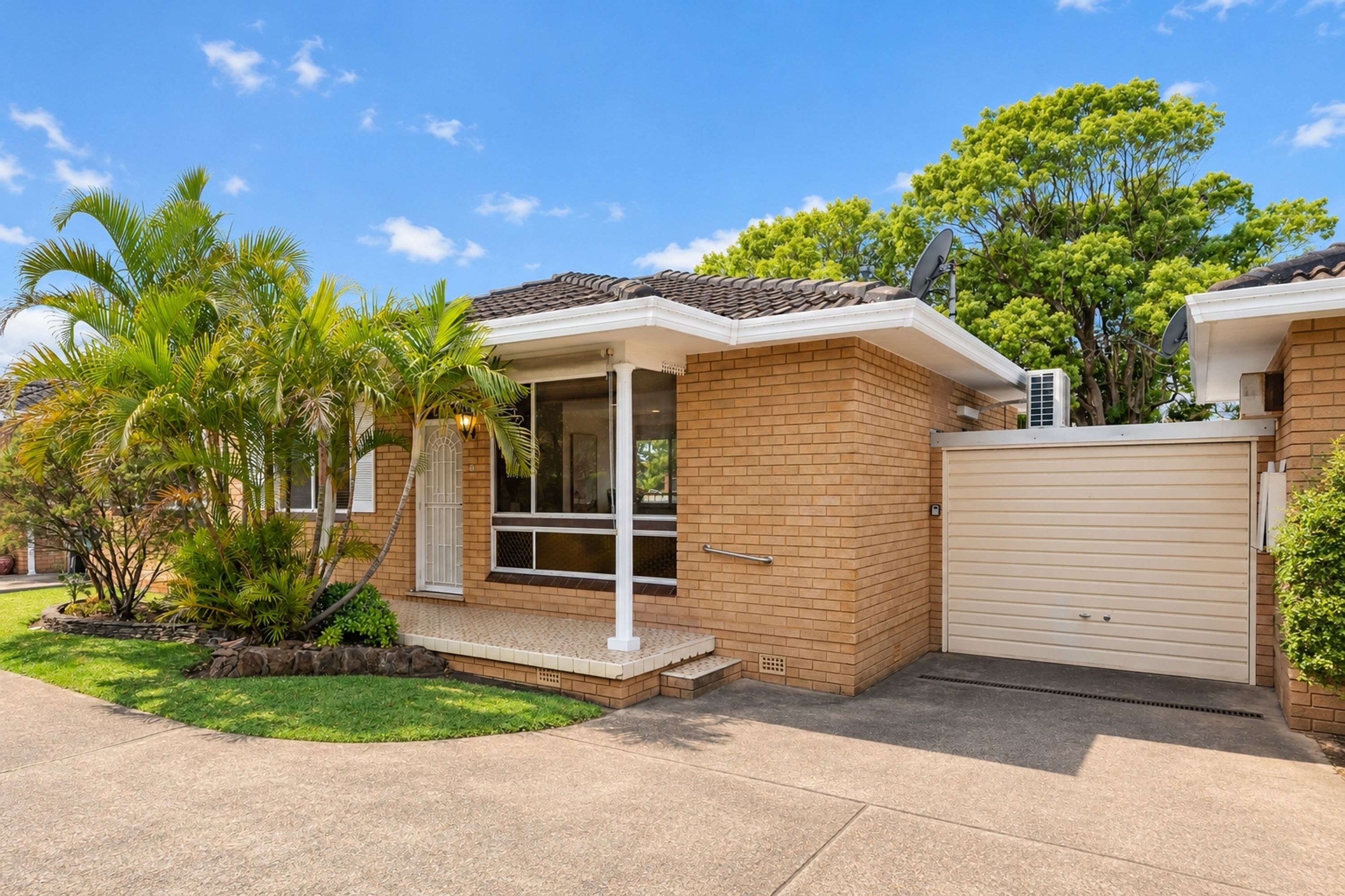 2/11 Toyer Avenue, Sans Souci - Image 1