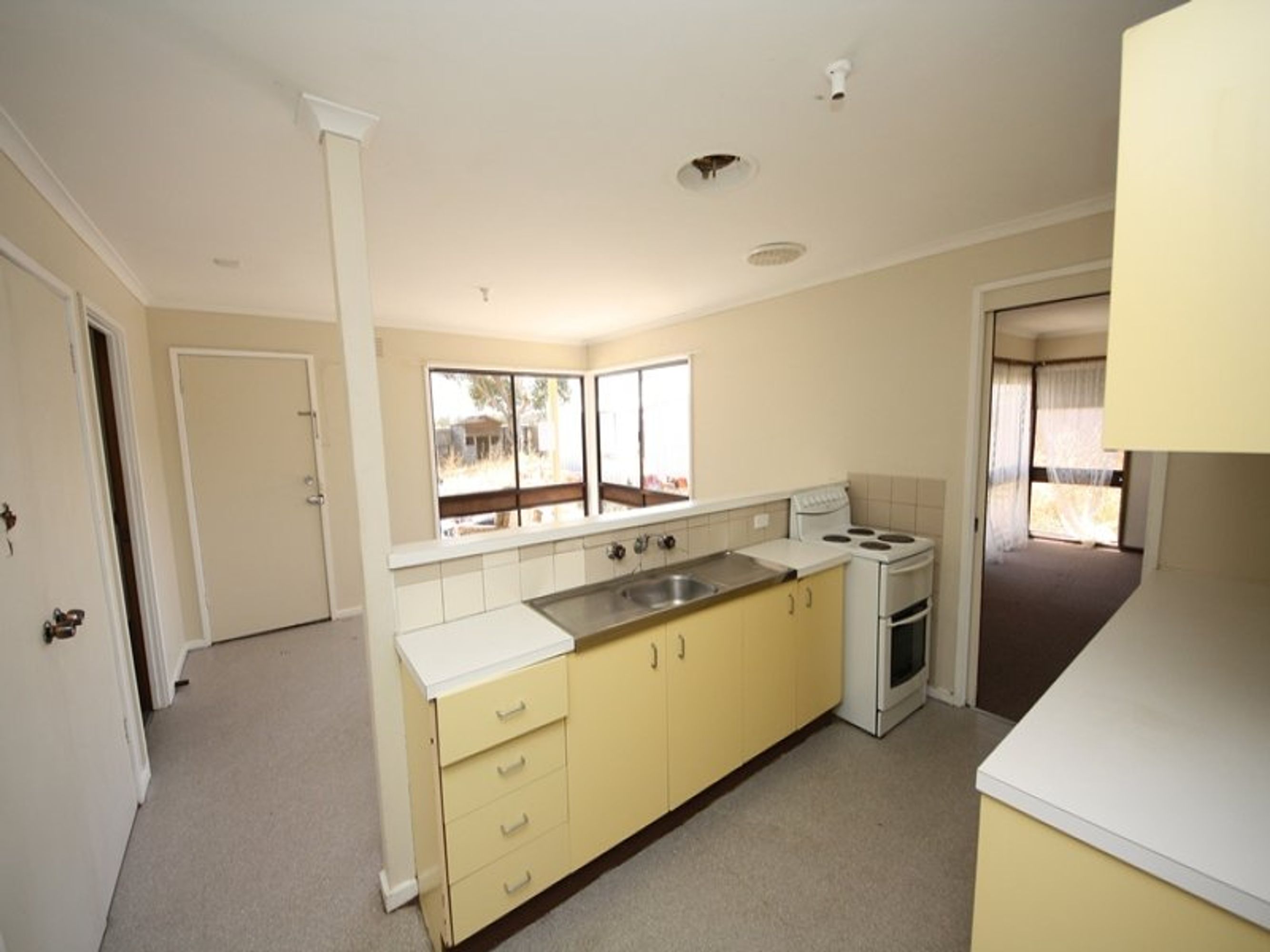 21 Creek Crescent, Horsham VIC 3400, Horsham - Thumbnail 2