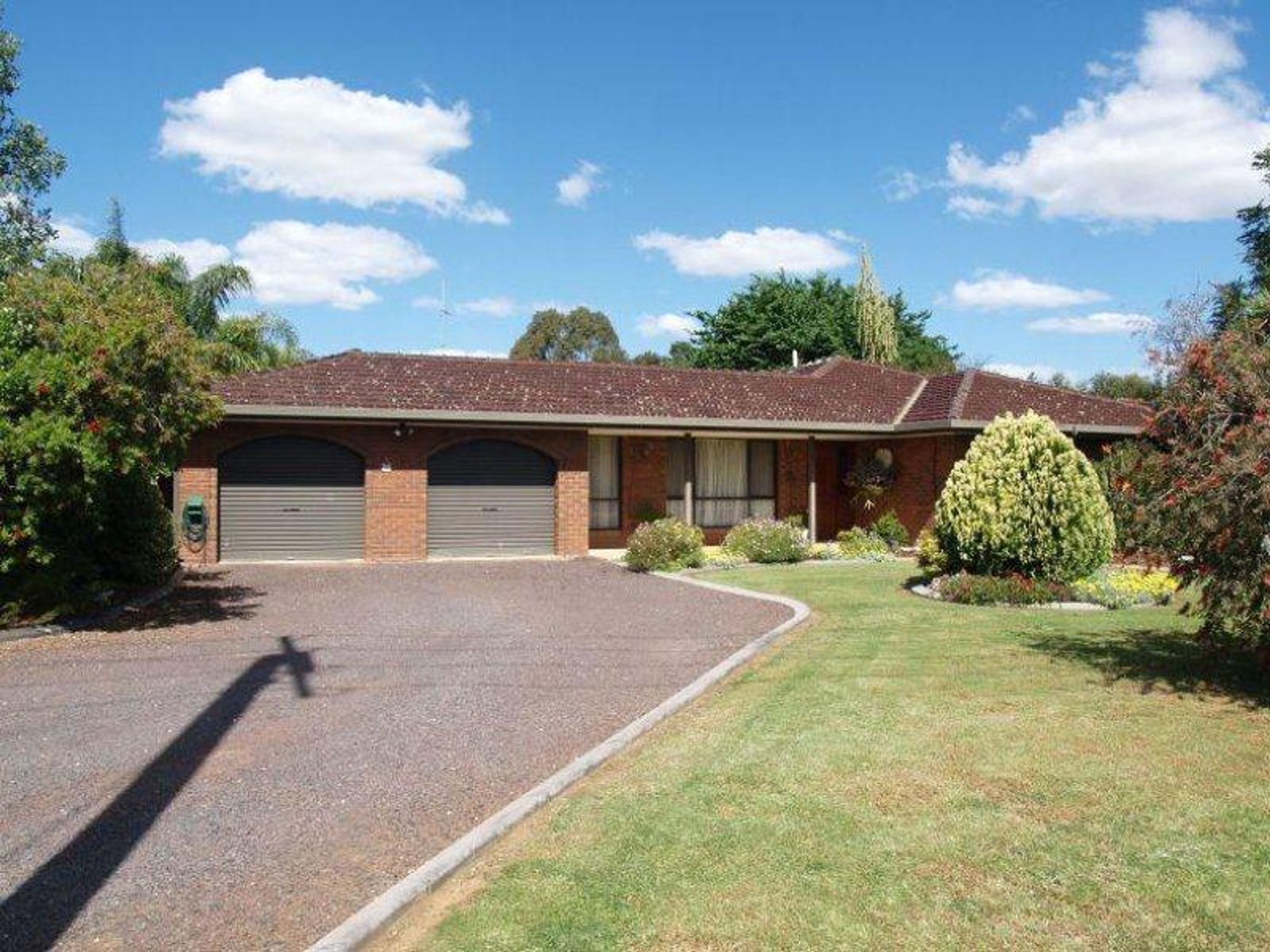 2 Holmes Court