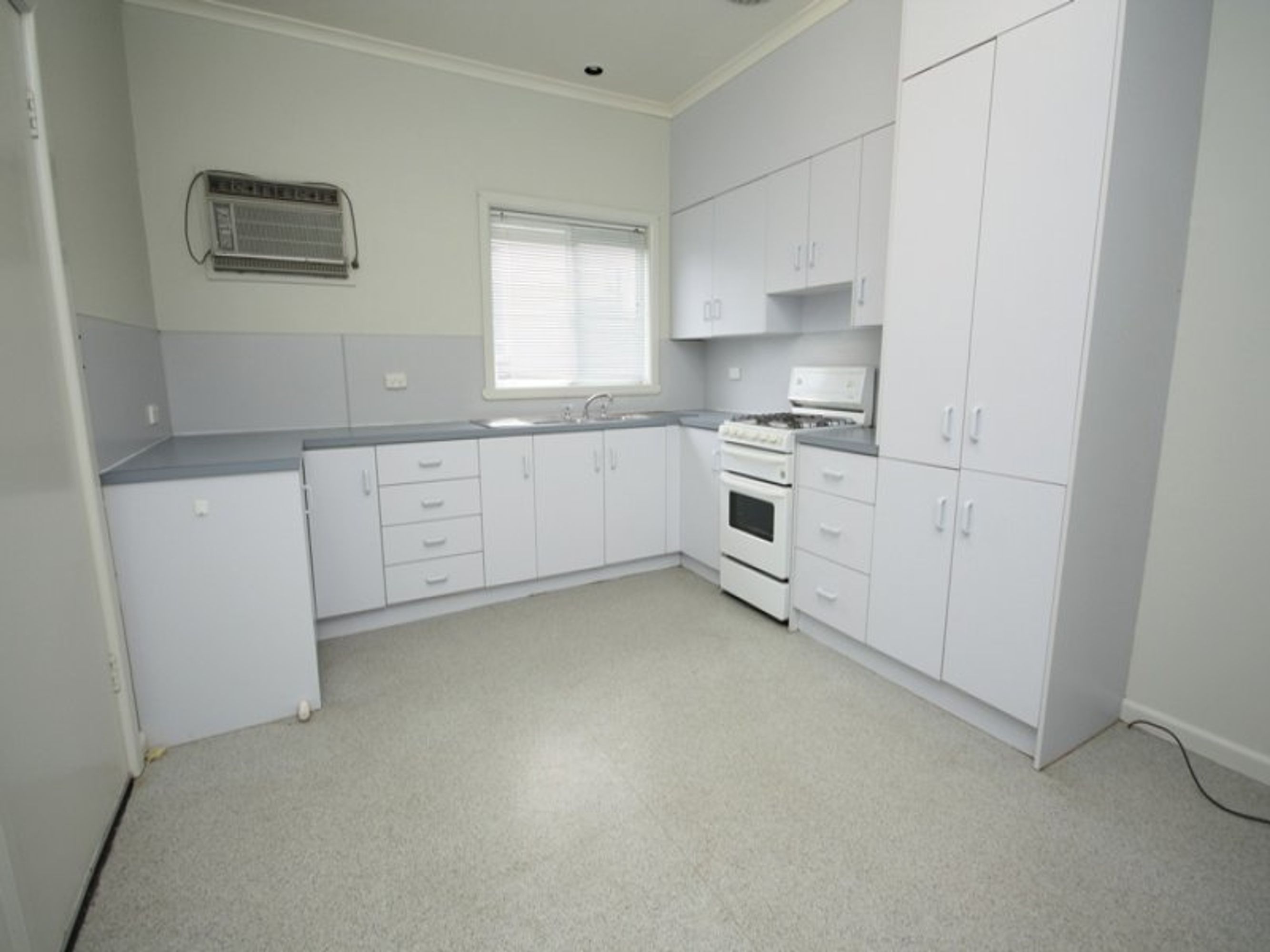 14 Philip Street, Horsham VIC 3400, Horsham - Thumbnail 2
