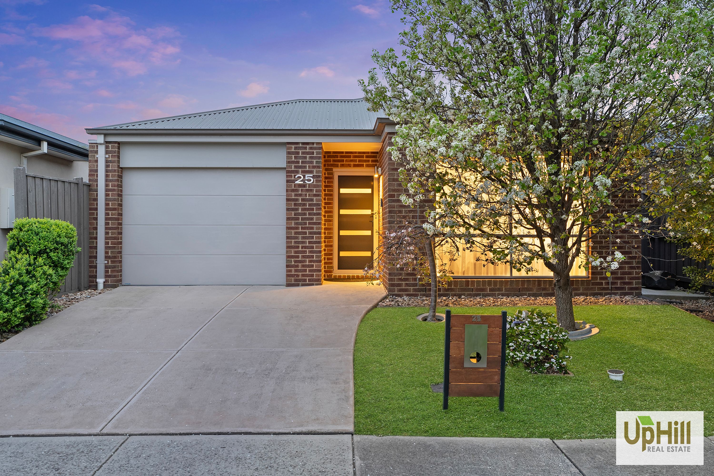 25 Serene Way, Clyde North - Thumbnail 2