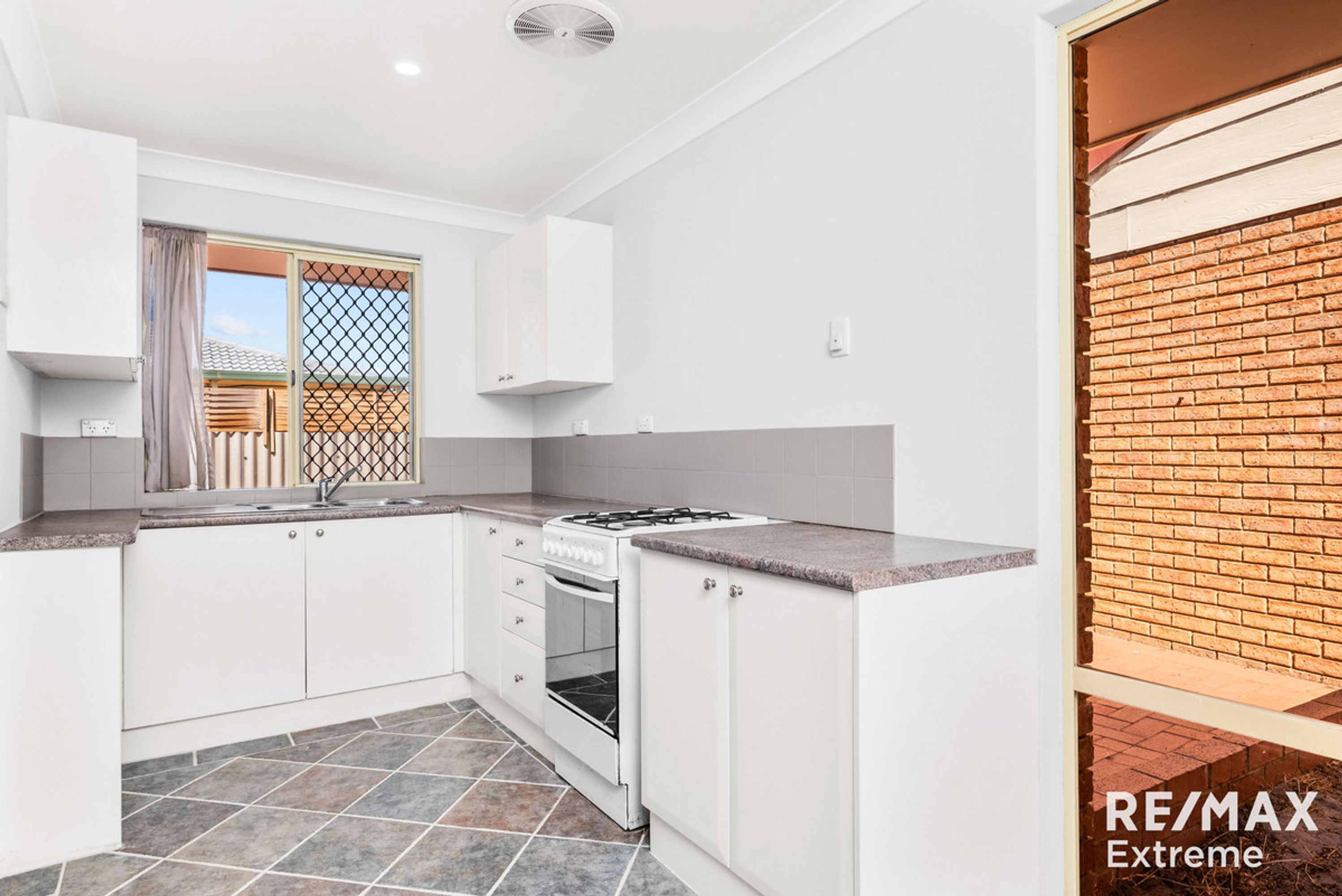 54 Dealy Close, Cannington - Thumbnail 4