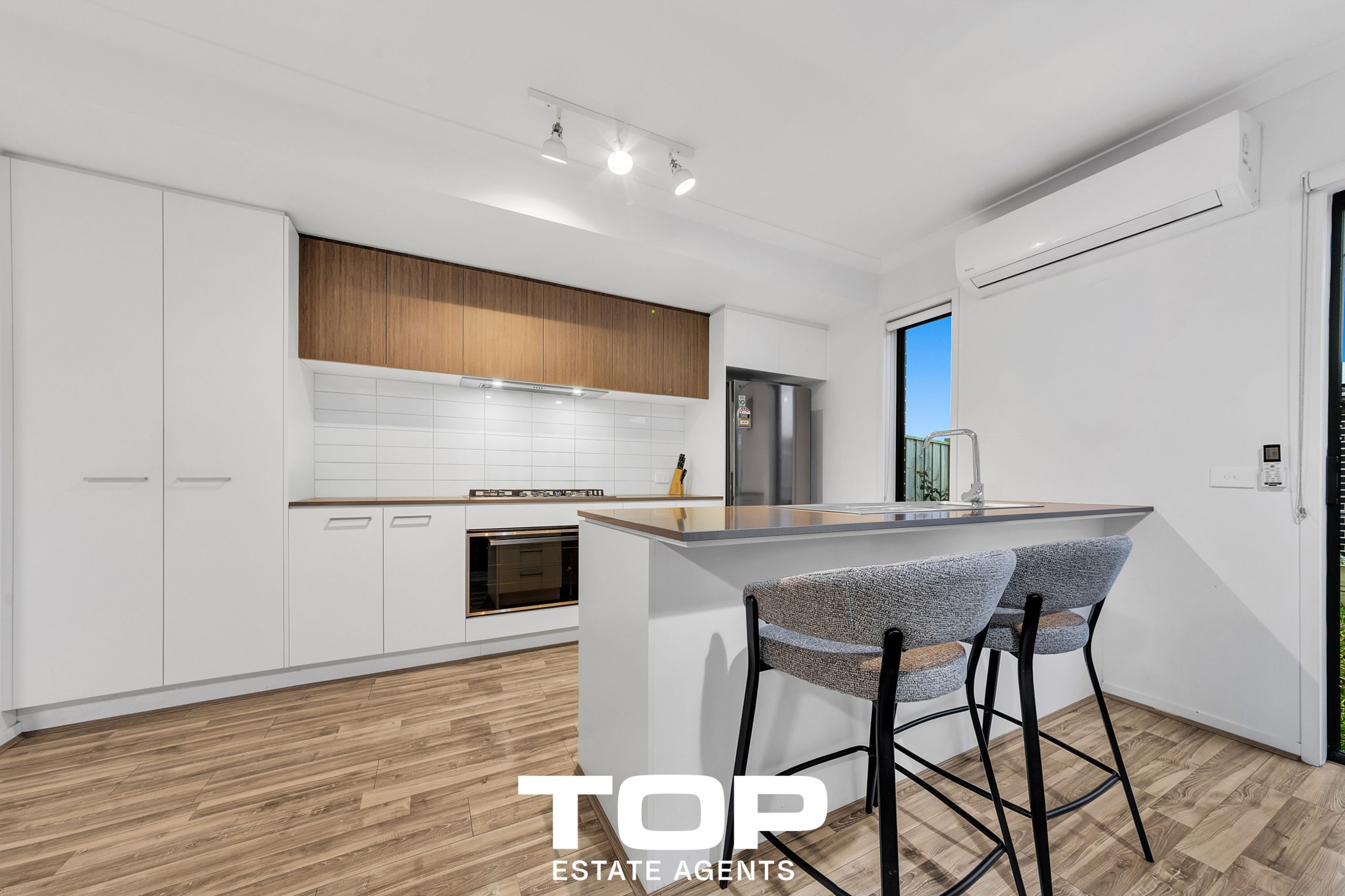 2 Talmalmo Lane, Clyde North - Thumbnail 8