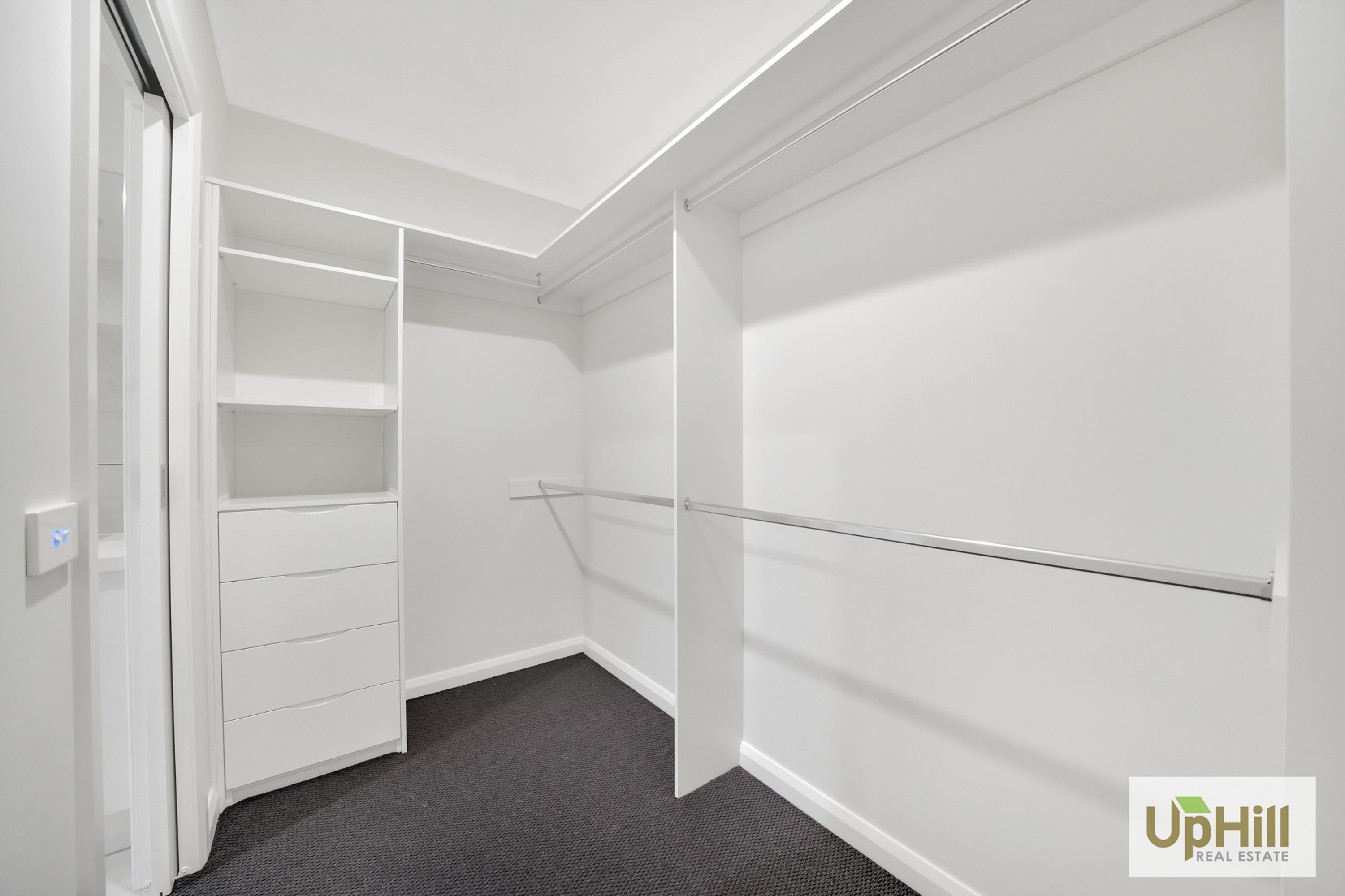 23 SCORCHIN DRIVE, Cranbourne South - Thumbnail 3