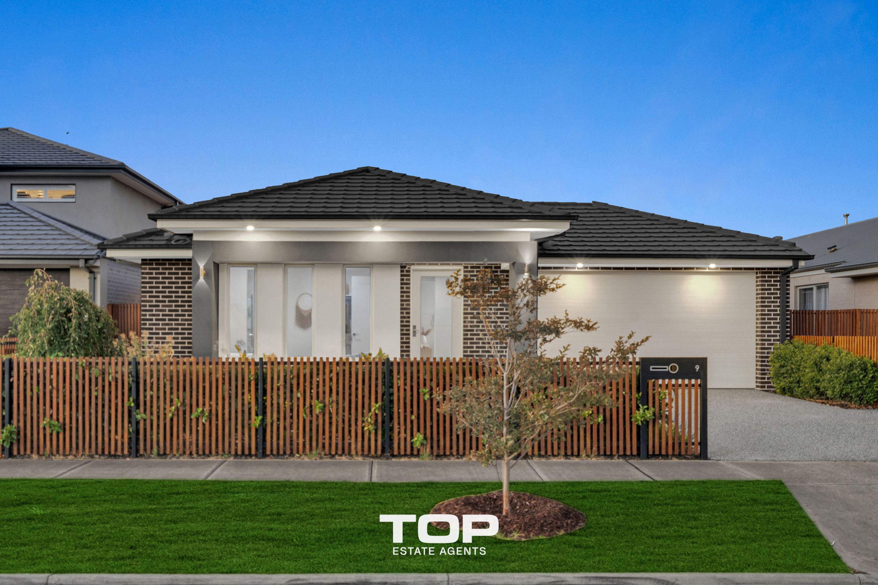 9 Grazing Way, Clyde North - Thumbnail 2