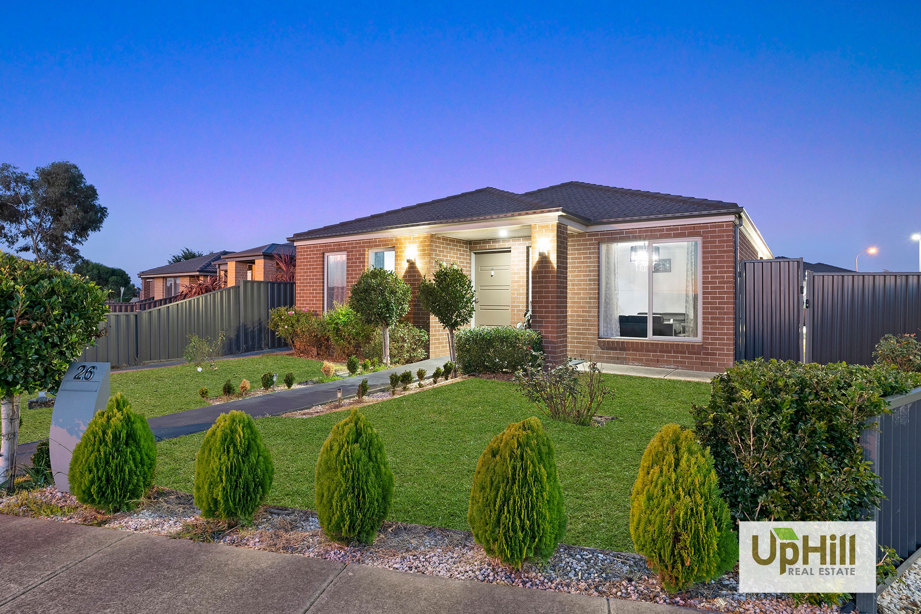 26 PARKLINK DRIVE, Cranbourne East - Thumbnail 2