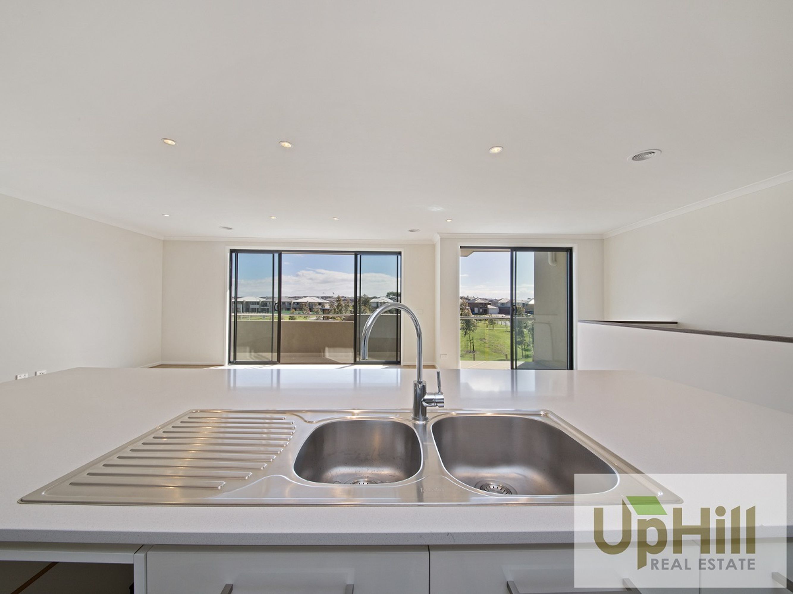 8 REVELWOOD WAY, Clyde North - Thumbnail 3