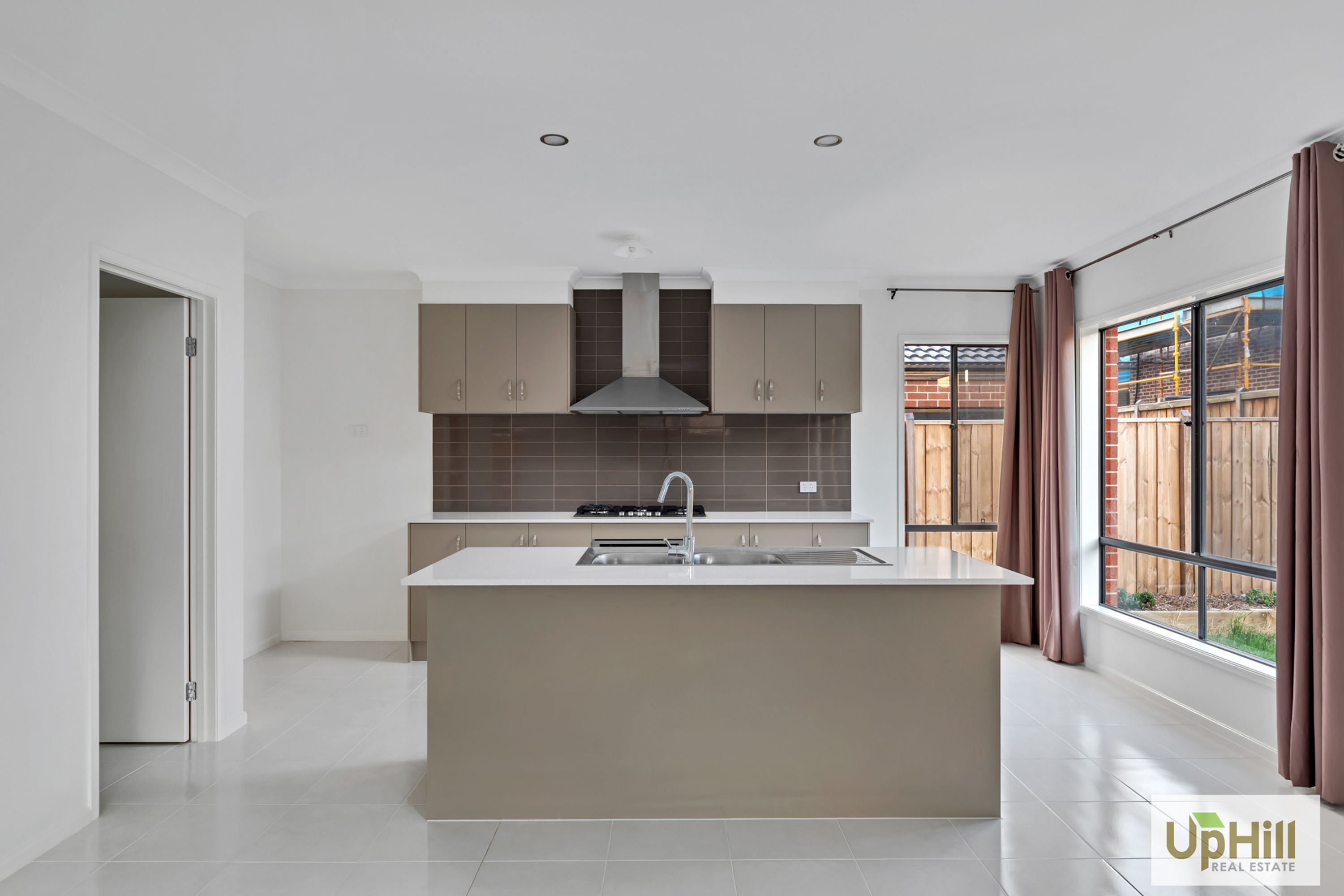 8 SLOANE DRIVE, Clyde North - Thumbnail 3