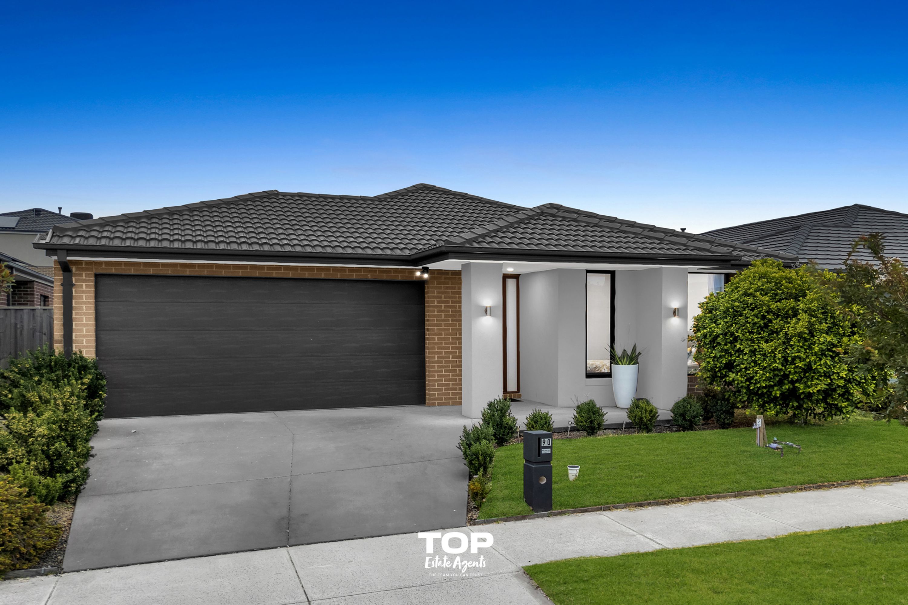 90 Moxham Drive, Clyde North - Thumbnail 2