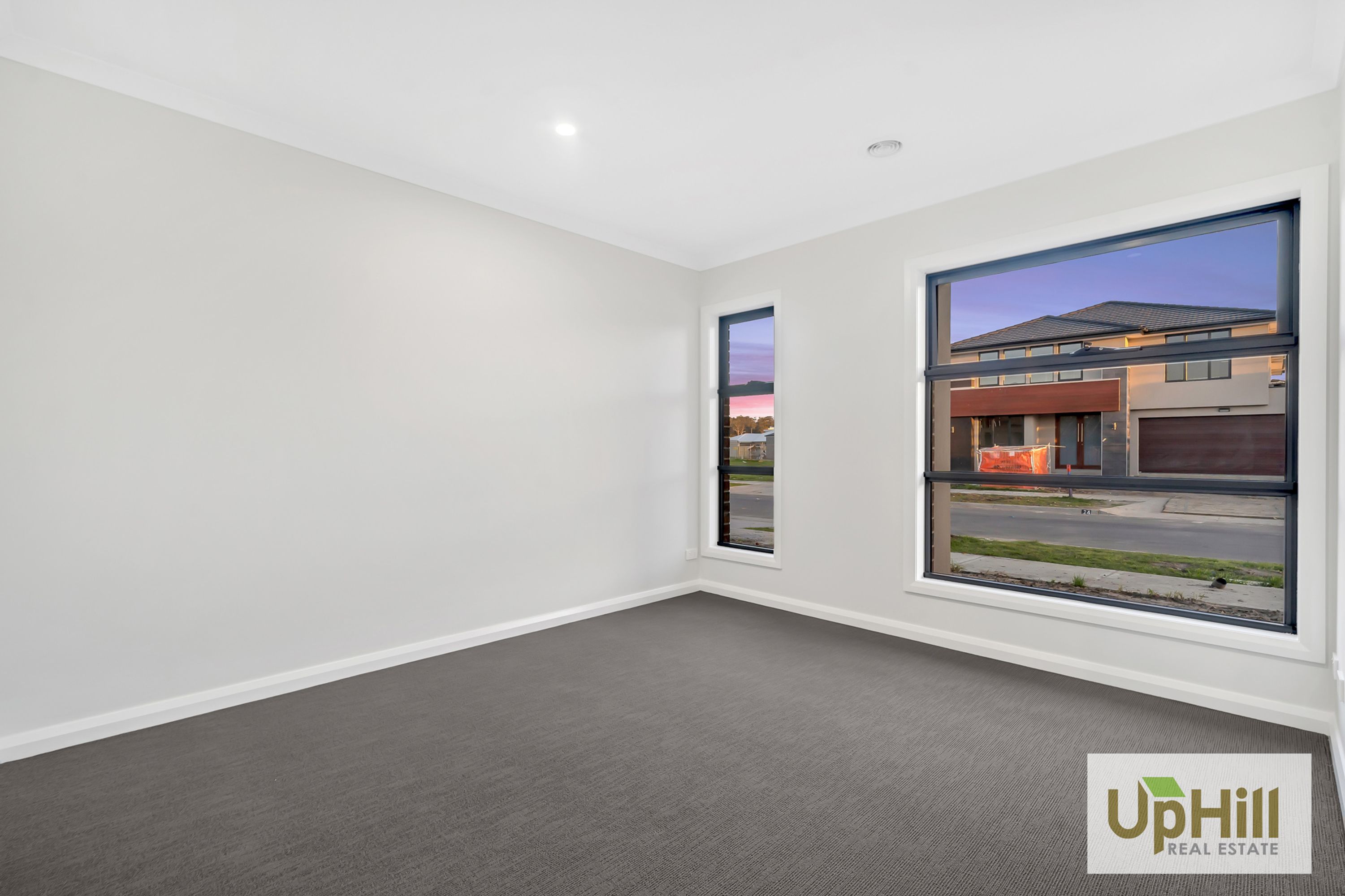 27 SCORCHIN DRIVE, Cranbourne South - Thumbnail 2