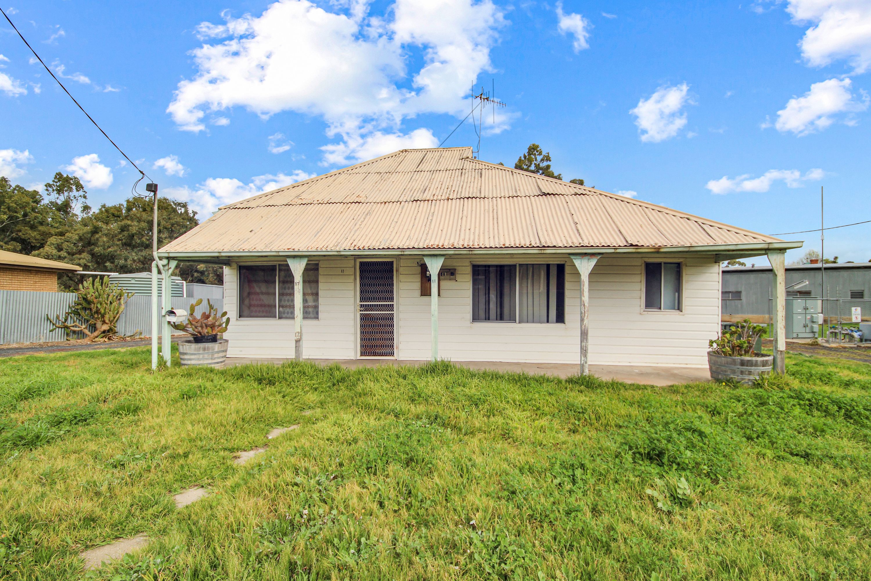 17 Pine Street, Nhill VIC 3418