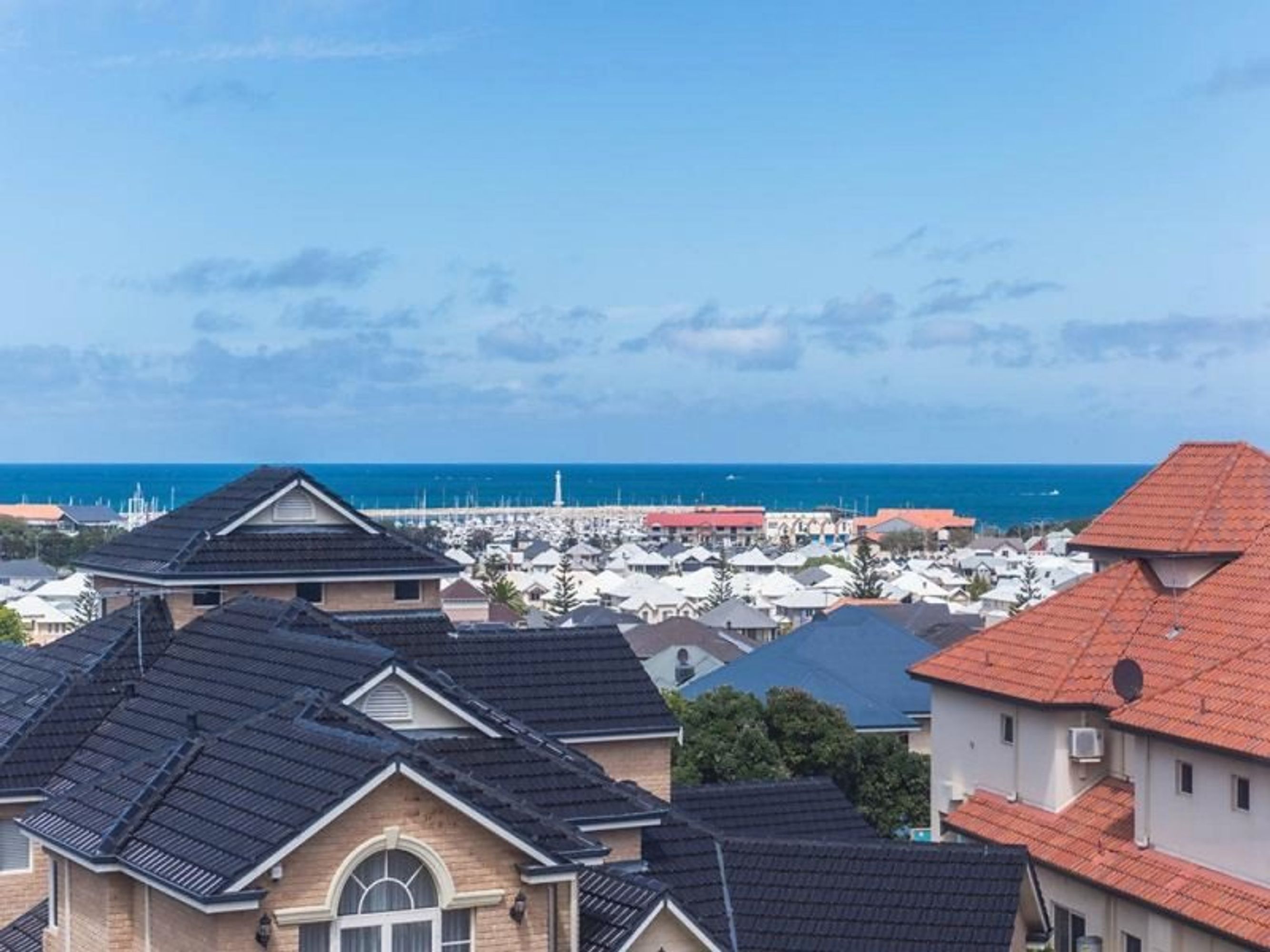 47 The Corniche, Hillarys - Thumbnail 2