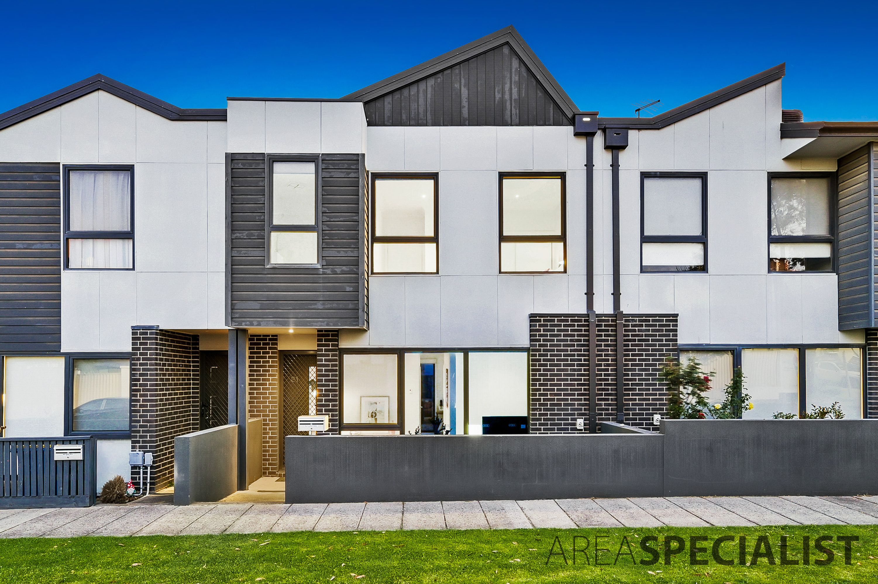 21 Harris Street, Lynbrook - Image 1