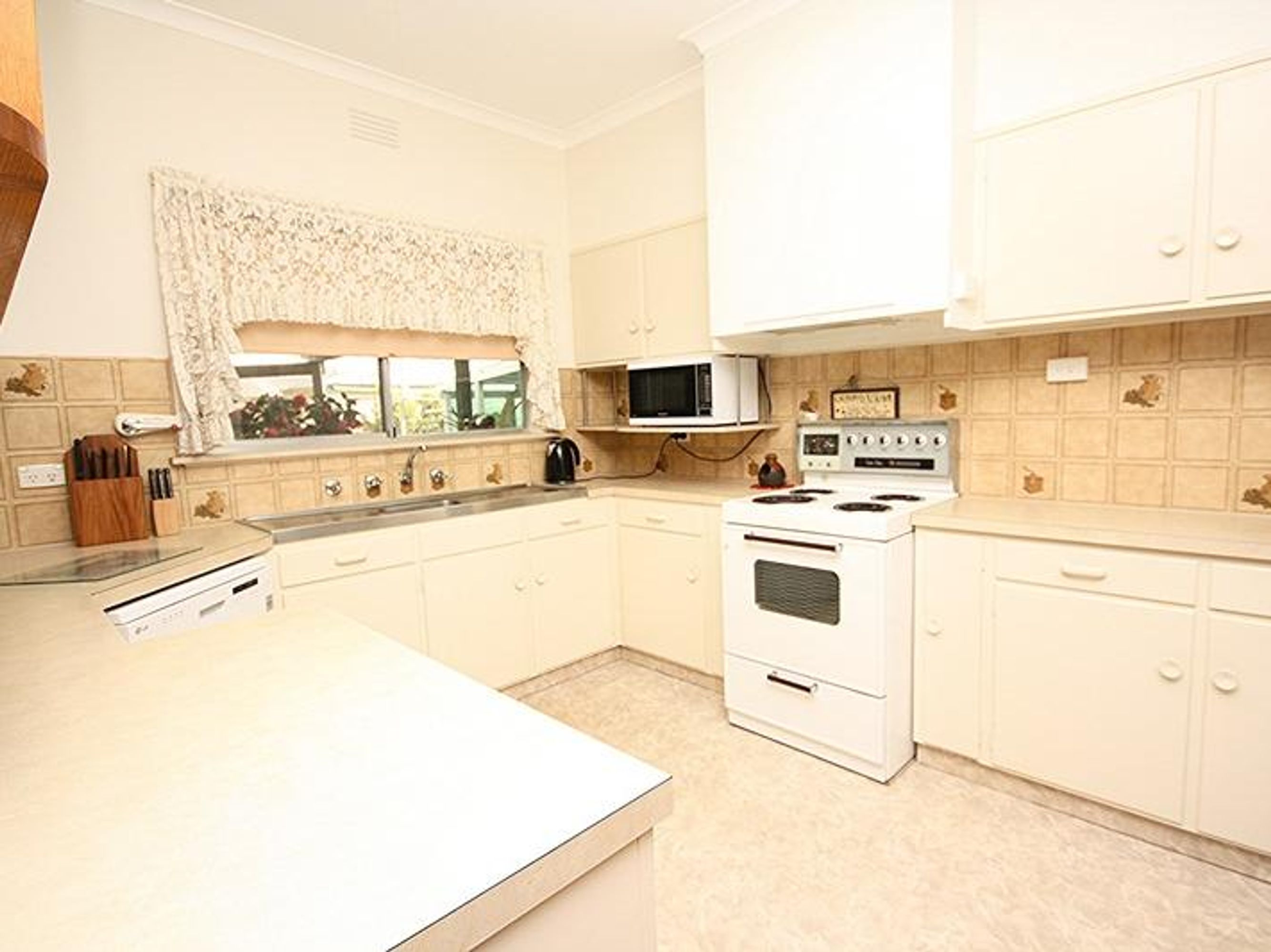 27 Laurel Street, Horsham VIC 3400, Horsham - Thumbnail 2