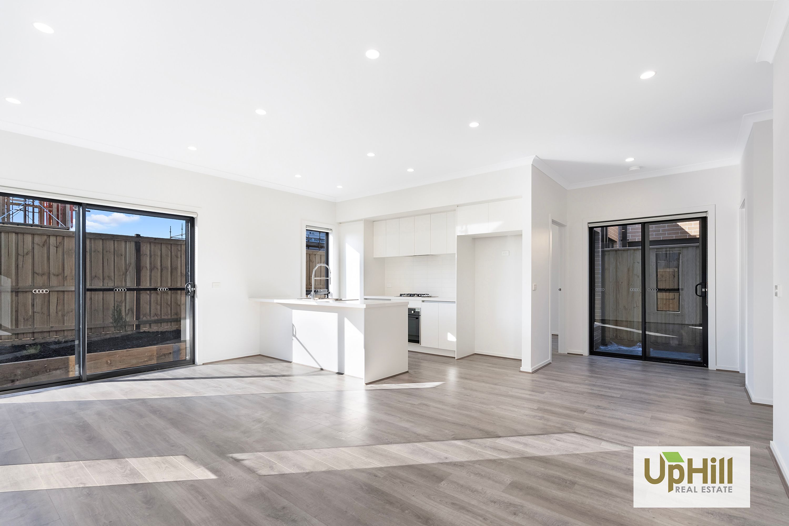 90 Plymouth Boulevard, Clyde North - Thumbnail 2