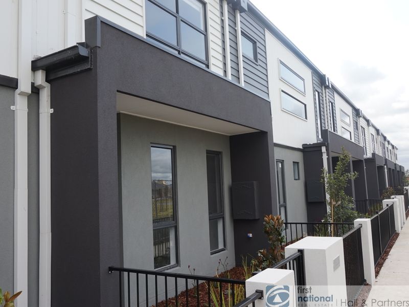 11 Carroll Walk, Pakenham VIC 3810