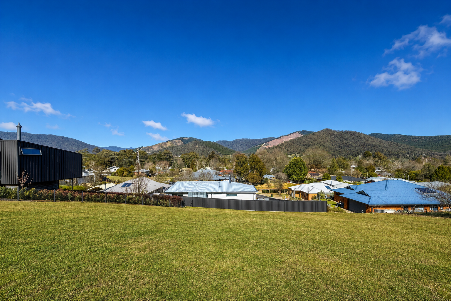 13 Blue Hills Rise, Bright - Image 1